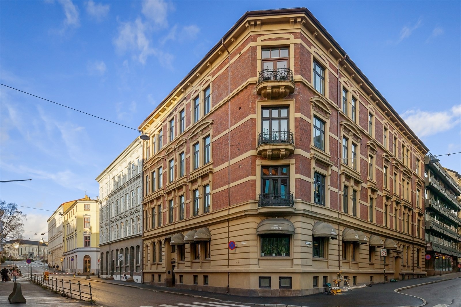 Boligen ligger i høy 1.etasje med supersentral beliggenhet i gate som er stengt for biltrafikk, kun et kvartal unna Slottsparken. Galleribilde