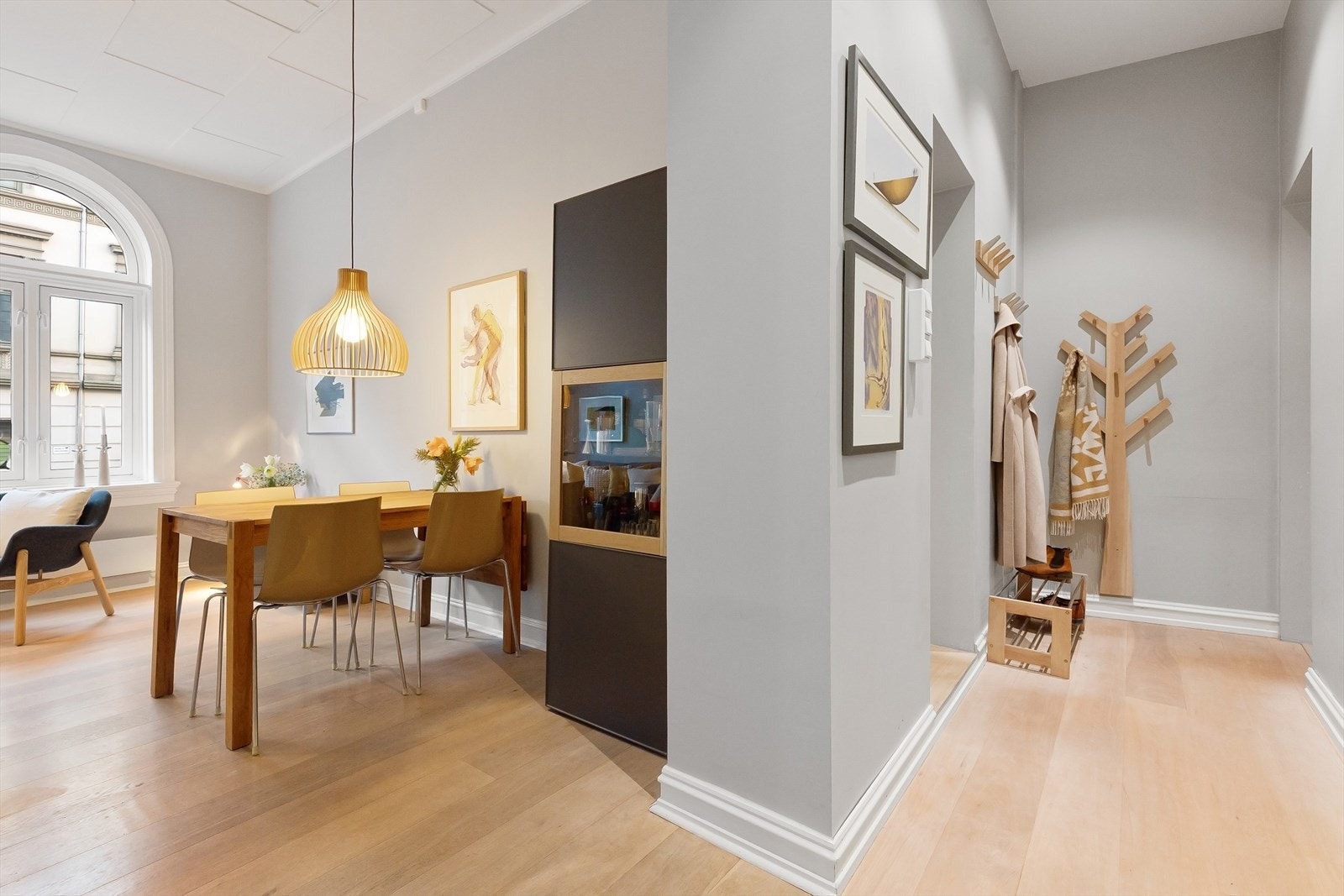 Listefri overgang mellom stue og entré. Galleribilde