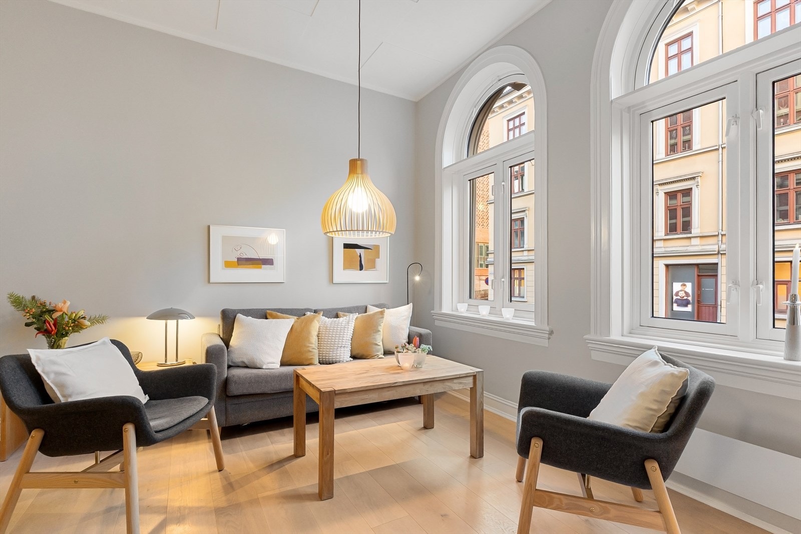 Taket i hele leiligheten ble senket for mange år siden; det opprinnelige taket ligger ca. 40 cm over nåværende tak og har gammel stukkatur i stuen. Det vil altså være mulig å bringe leiligheten tilbake til en takhøyde på ca 3,5m. Galleribilde