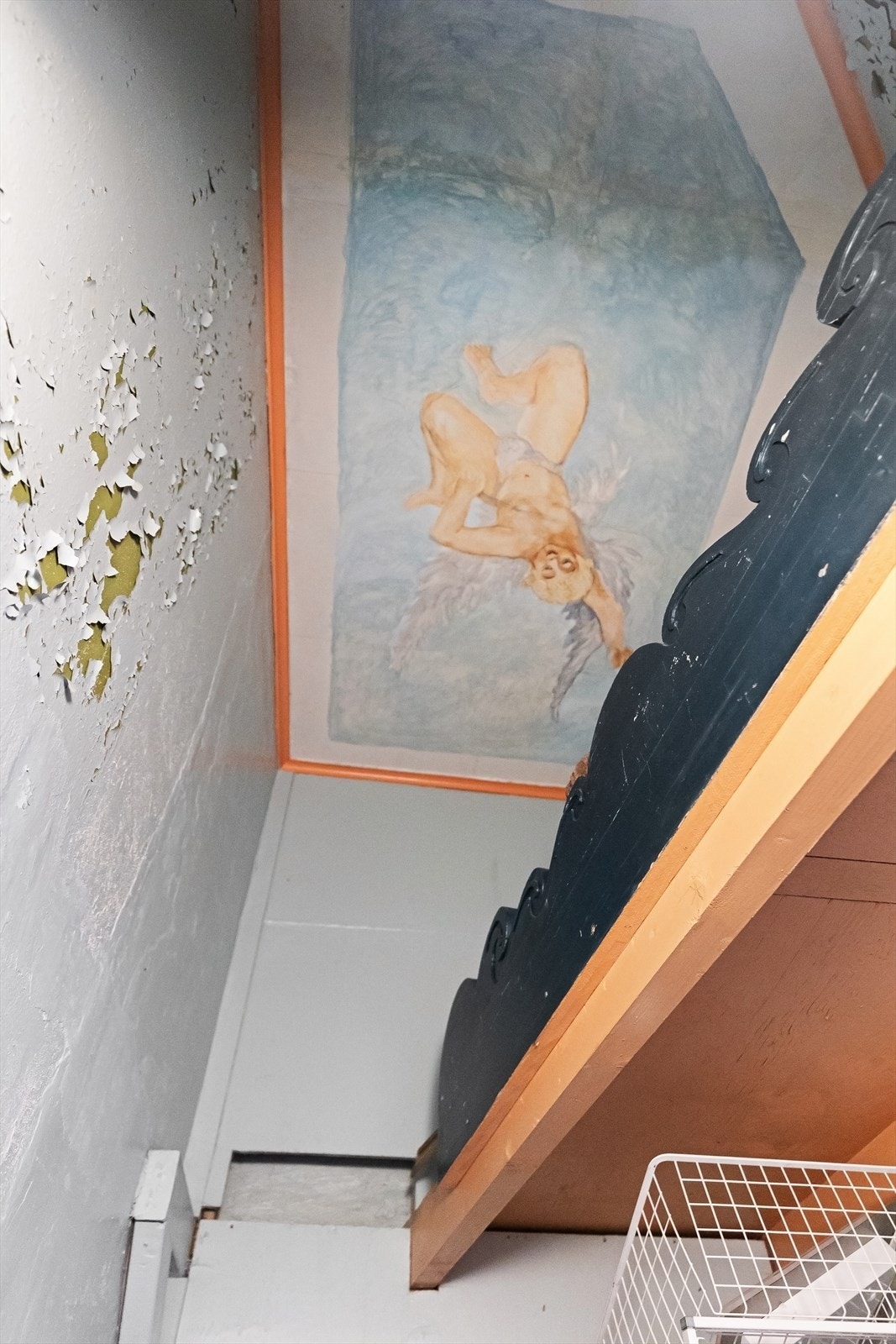 Bod i tilknytning til kjøkken på ca 3 kvm med opprinnelig takhøyde (takmaleri av en engel). Boden trenger imidlertid rehabilitering. Galleribilde