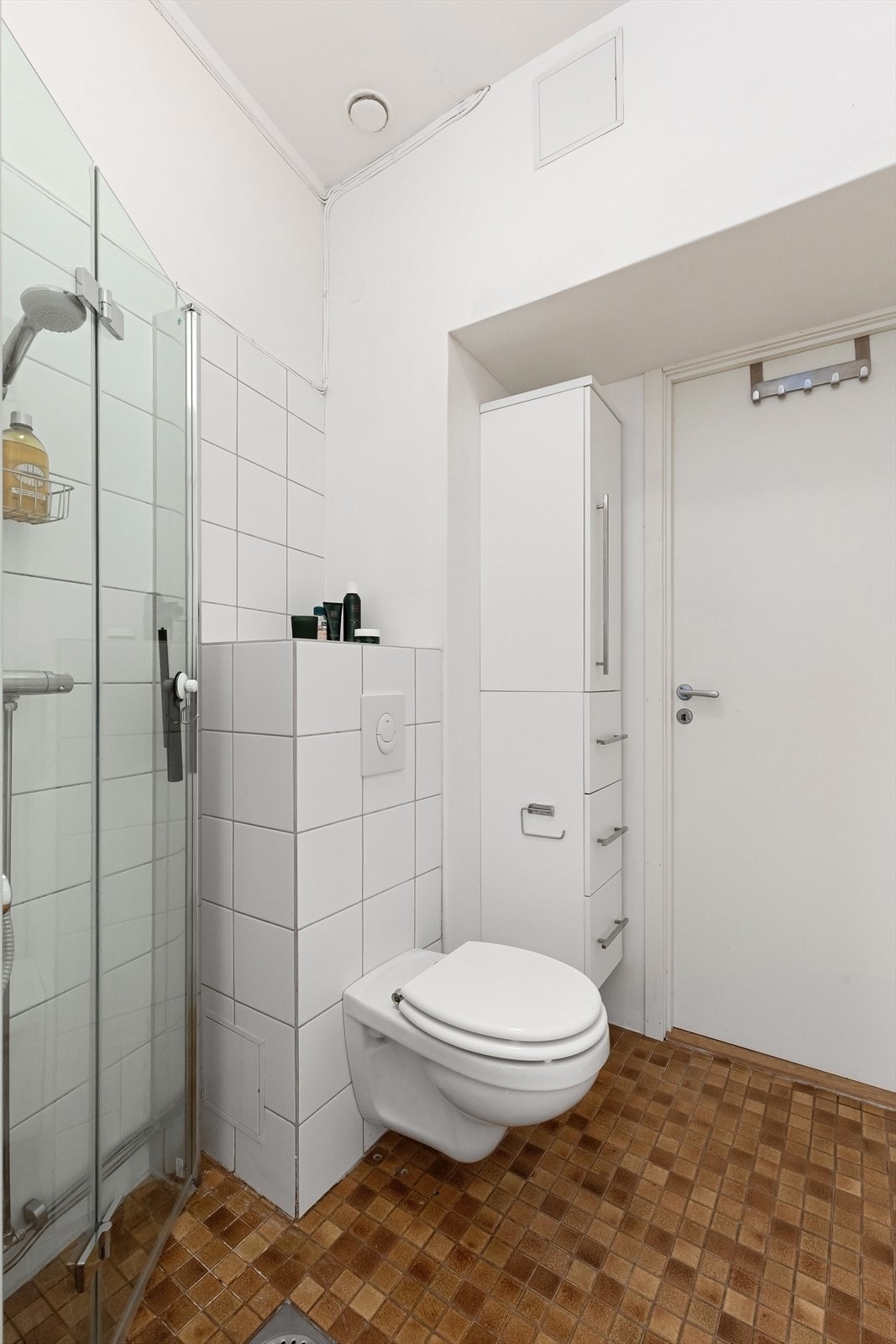 Varmtvannsbereder (Høiax liggende, over dør) ny i 2013. Galleribilde