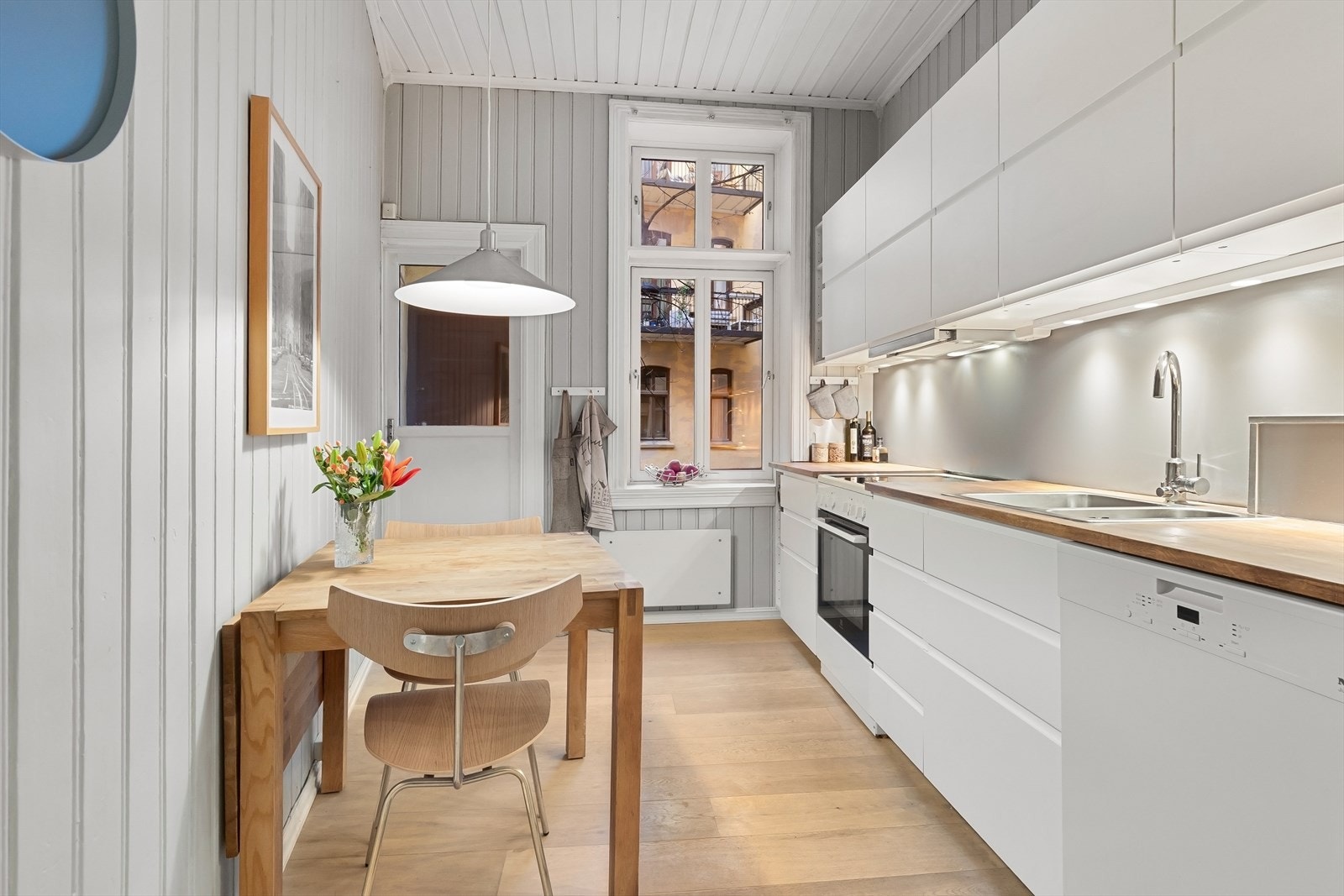 Separat kjøkken fra 2016, vendt mot skjermet bakgård. Fra kjøkken er det utgang til utvendig passasje og bod. Galleribilde