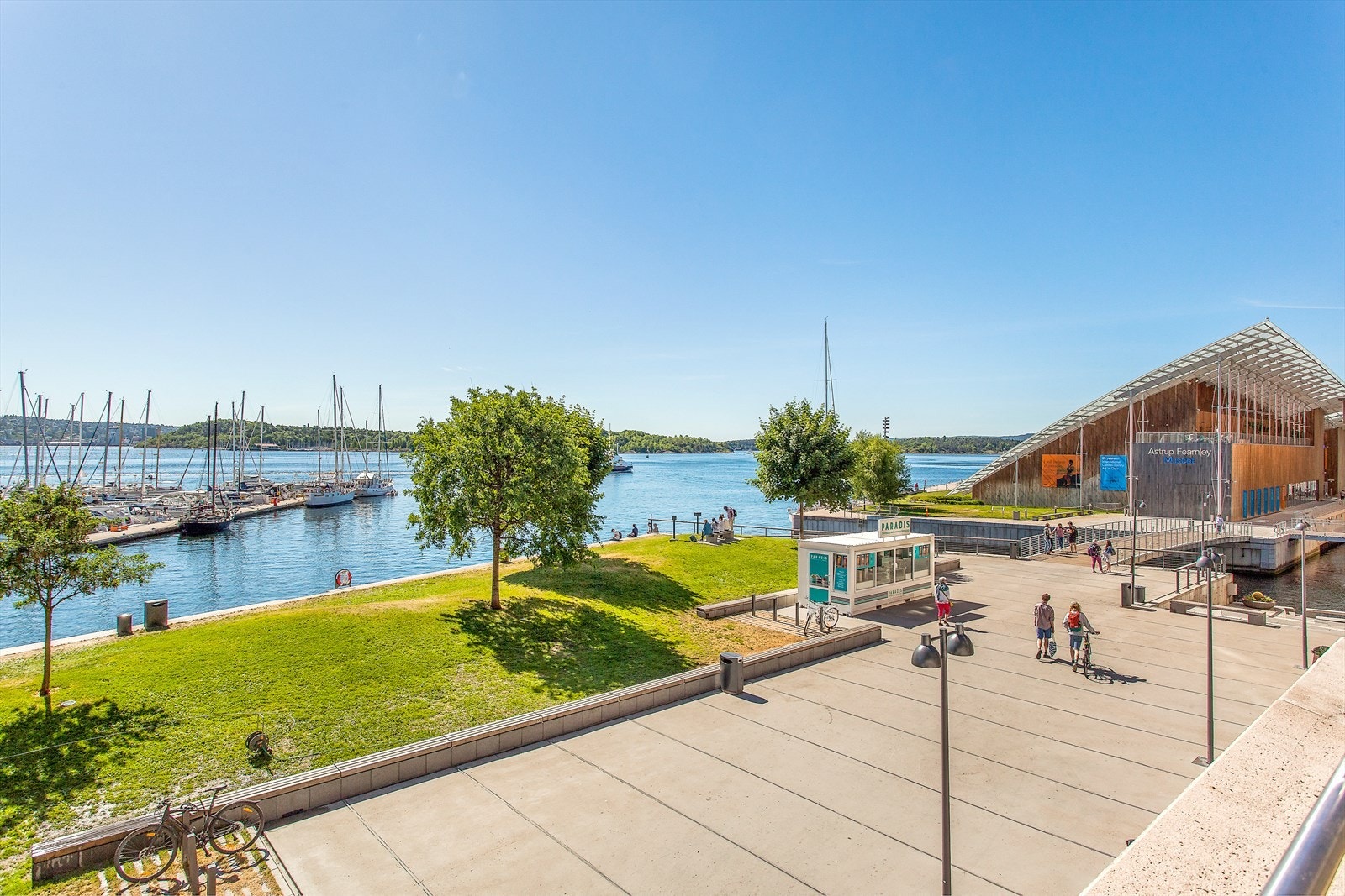 Aker Brygge om sommeren. Galleribilde