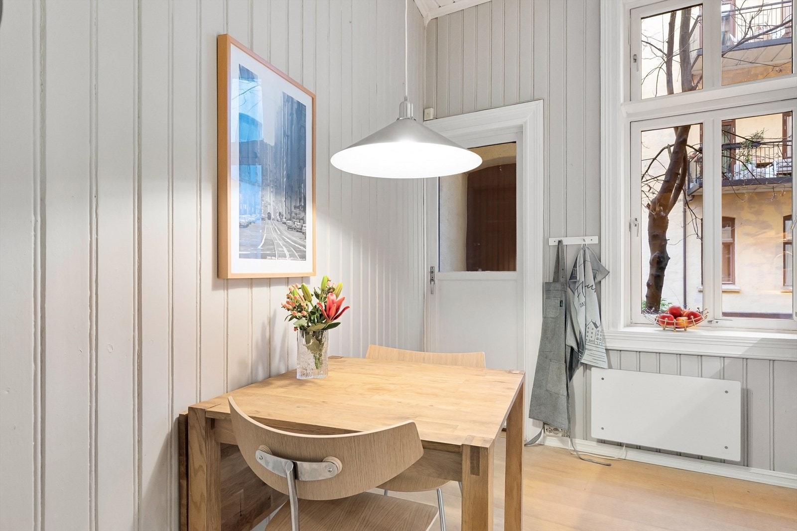 Spiseplass med hyggelig utsyn til bakgård. Galleribilde