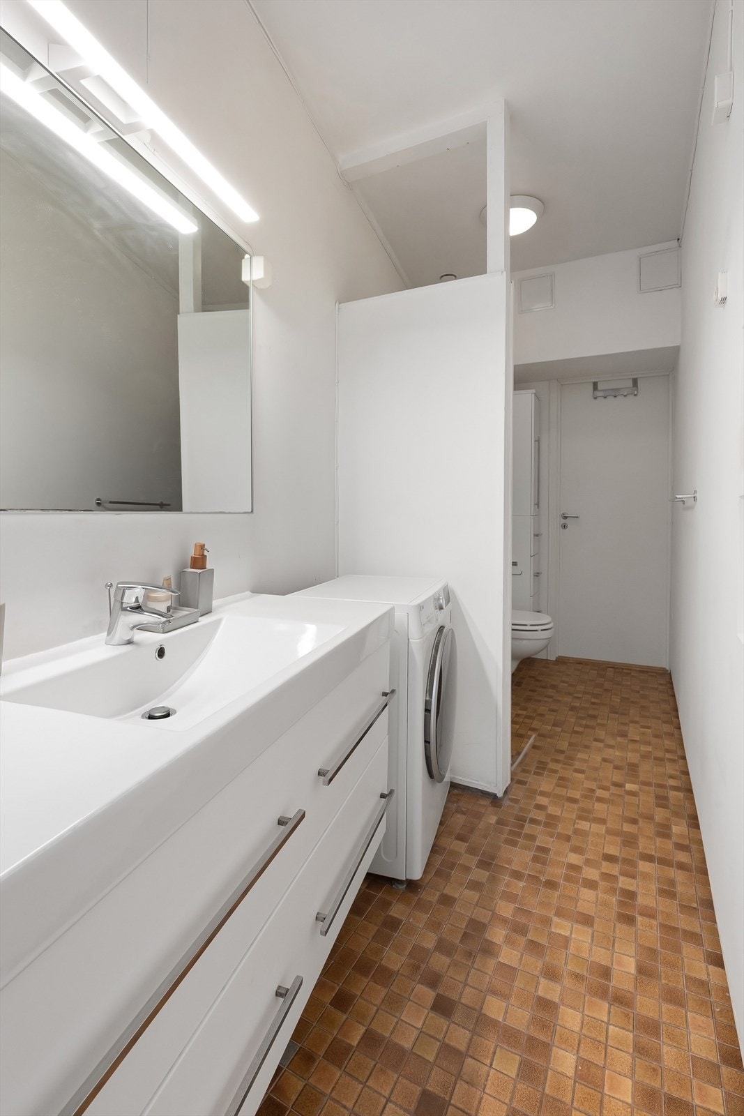 Bad pusset opp i 2013 med vegghengt toalett, veggfliser i dusj og servantskap; nye dusjvegger i 2024. Galleribilde