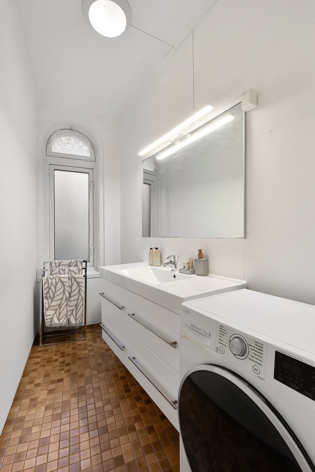 Pent bad med buet vindu, god takhøyde, varmekabler i gulv og opplegg for vaskemaskin. Galleribilde