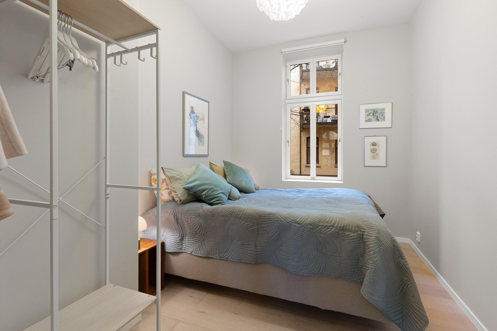 Romslig soverom som vender mot skjermet bakgård. Galleribilde