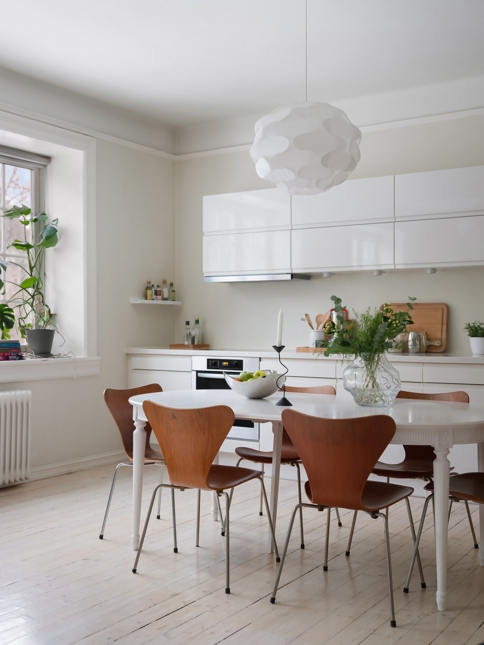 Spiseplass mellom stue og kjøkken Galleribilde