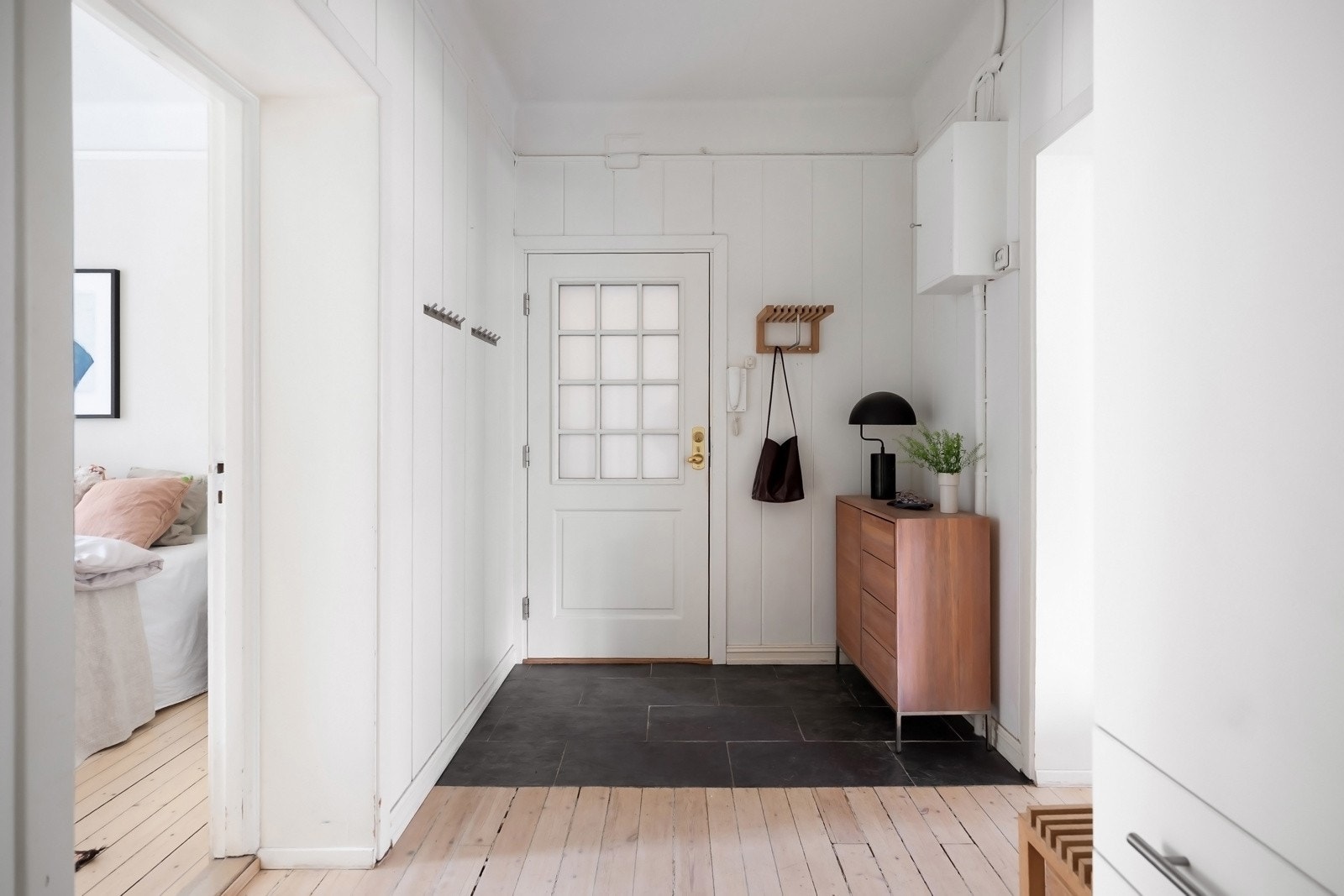 Entré med garderobeløsninger Galleribilde