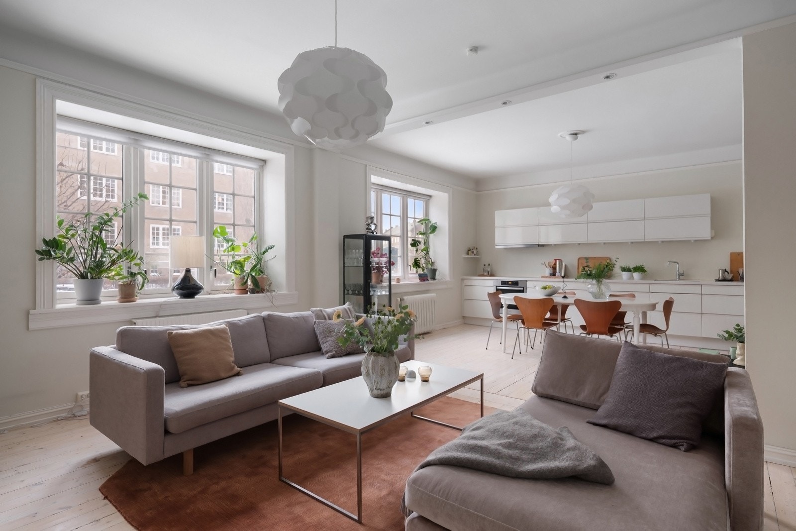 Leiligheten innehar en stor stue med åpen kjøkkenløsning Galleribilde