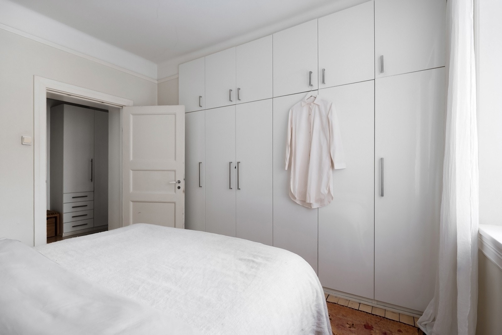 Begge soverom vender mot rolig bakgård Galleribilde