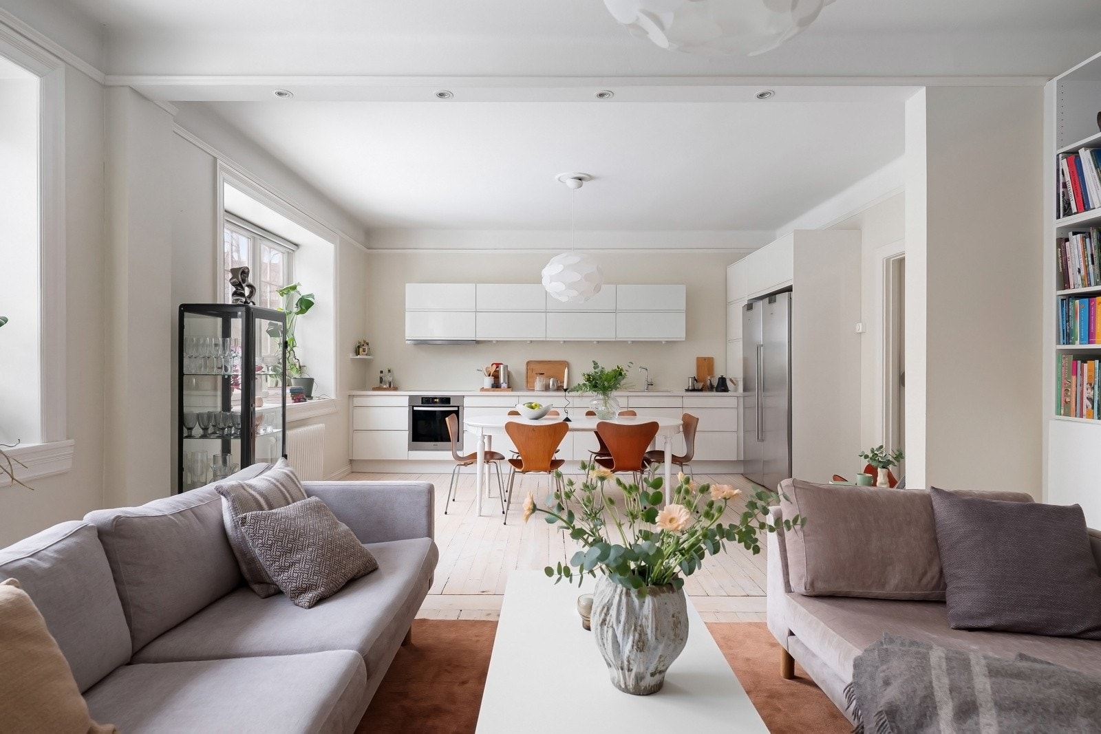 Stue/kjøkken med gode lysforhold fra de store vinduene Galleribilde