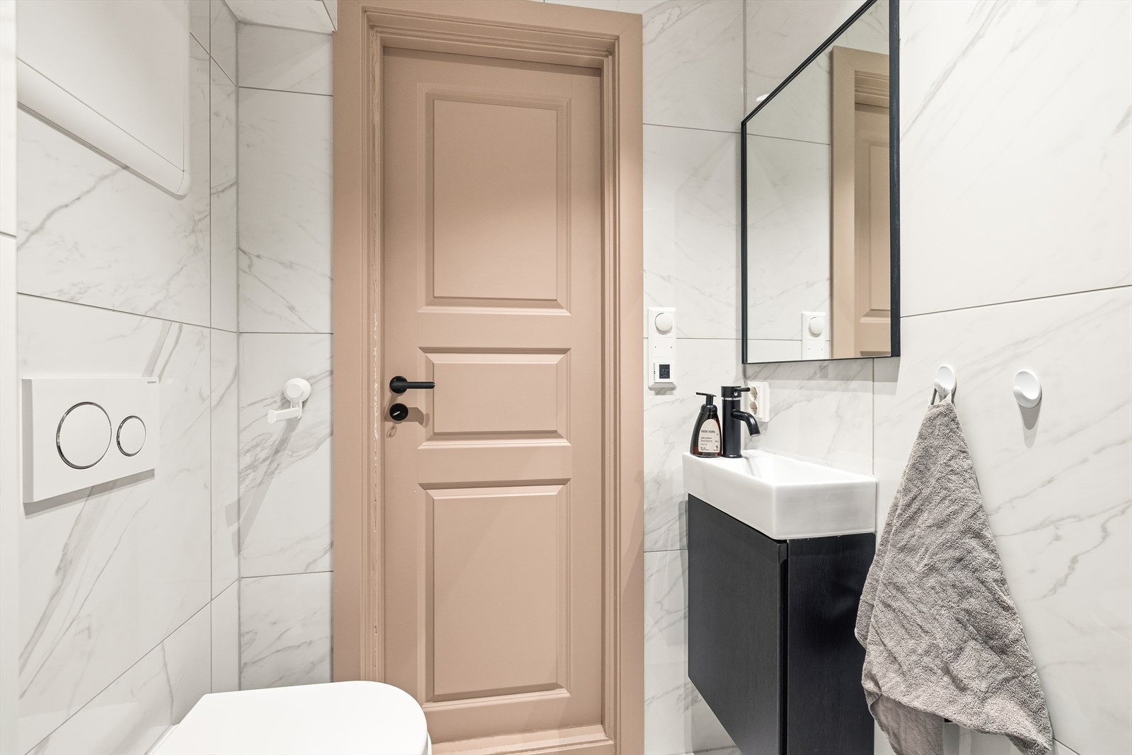 Det andre baderommet ligger praktisk og separat til mot entréen Galleribilde