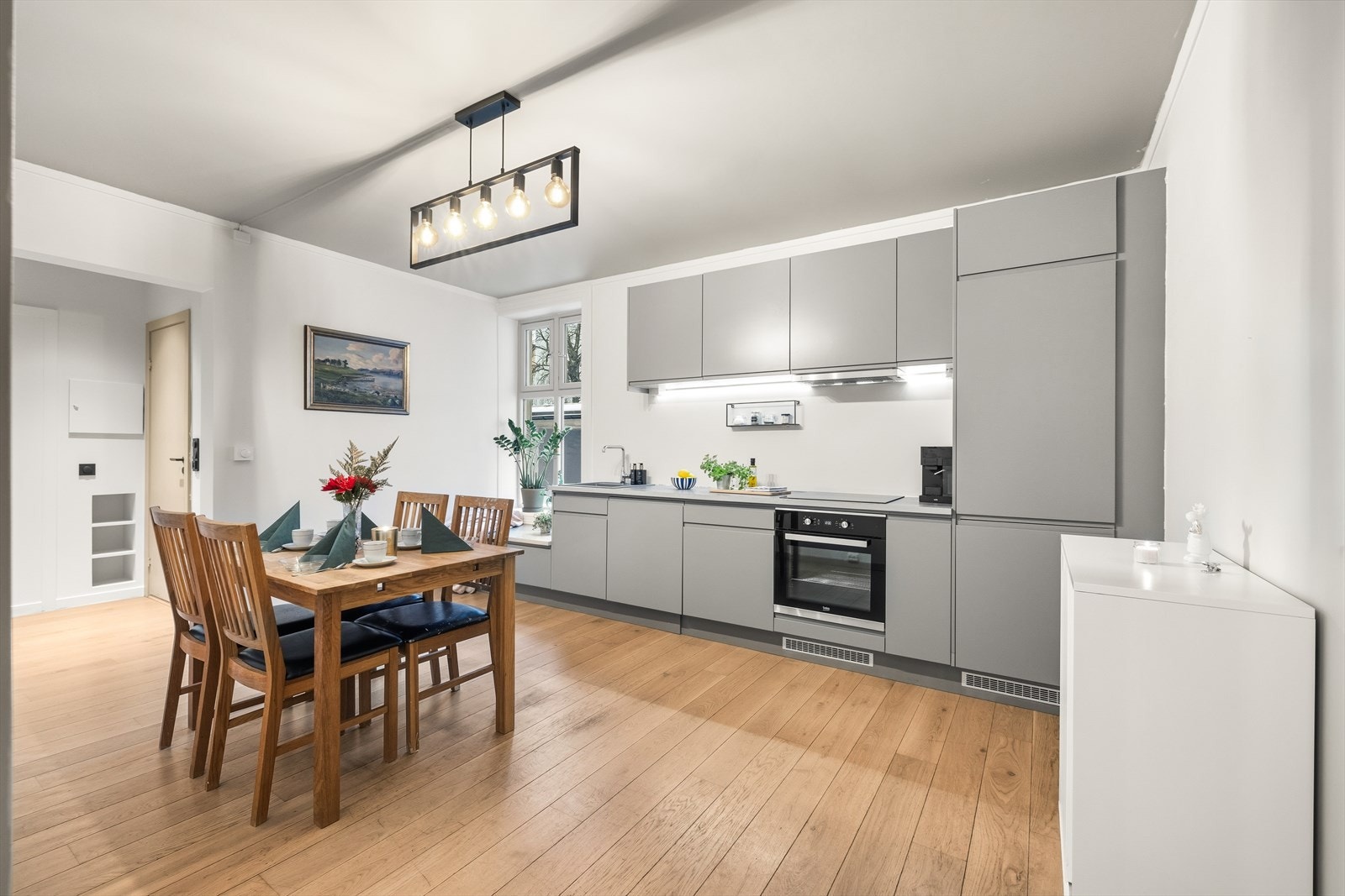 Flott Epoq kjøkken fra 2020 med god plass til spisegruppe Galleribilde