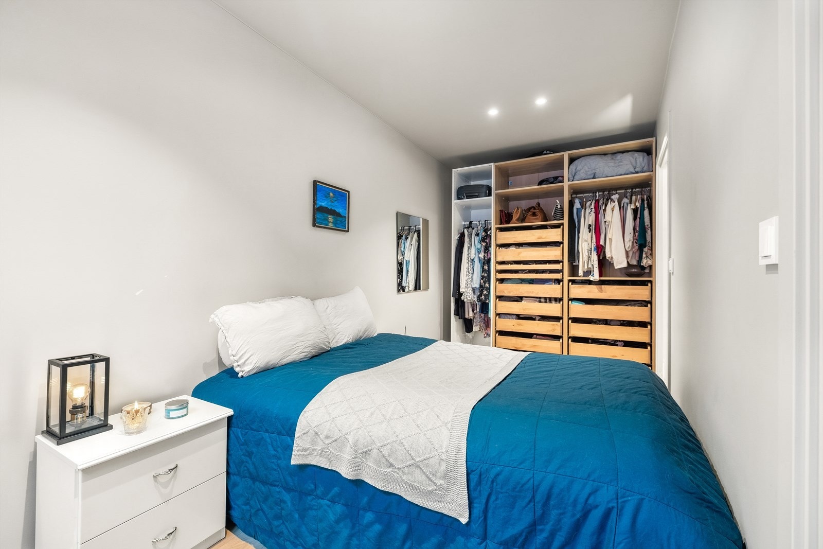 God plass til nattbord på hver side og rikelig med garerobeplass Galleribilde