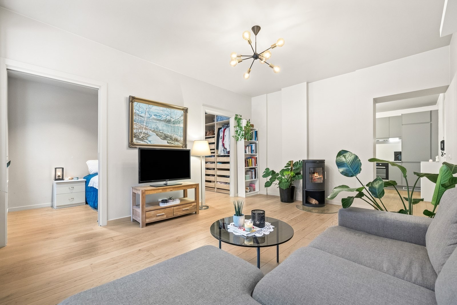 Romslig stue med enkel tilgang til separat kjøkken Galleribilde