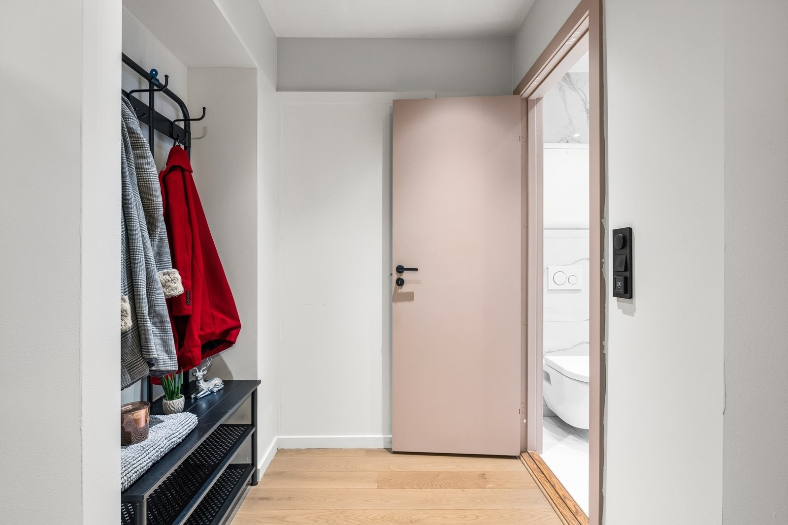 Ved kjøkkenet er det en praktisk mellomgang mot hovedbadet Galleribilde