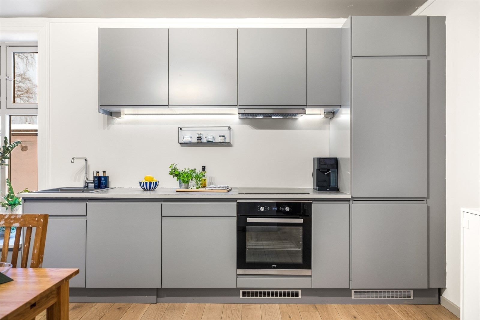 Moderne og stilrent med integrerte hvitevarer Galleribilde