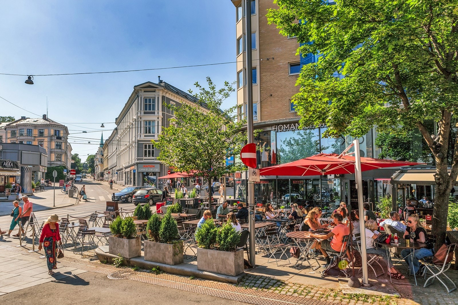 Her bor du midt i et levende bymiljø med et bredt utvalg av butikker, kaféer, restauranter og servicetilbud rett utenfor døren Galleribilde