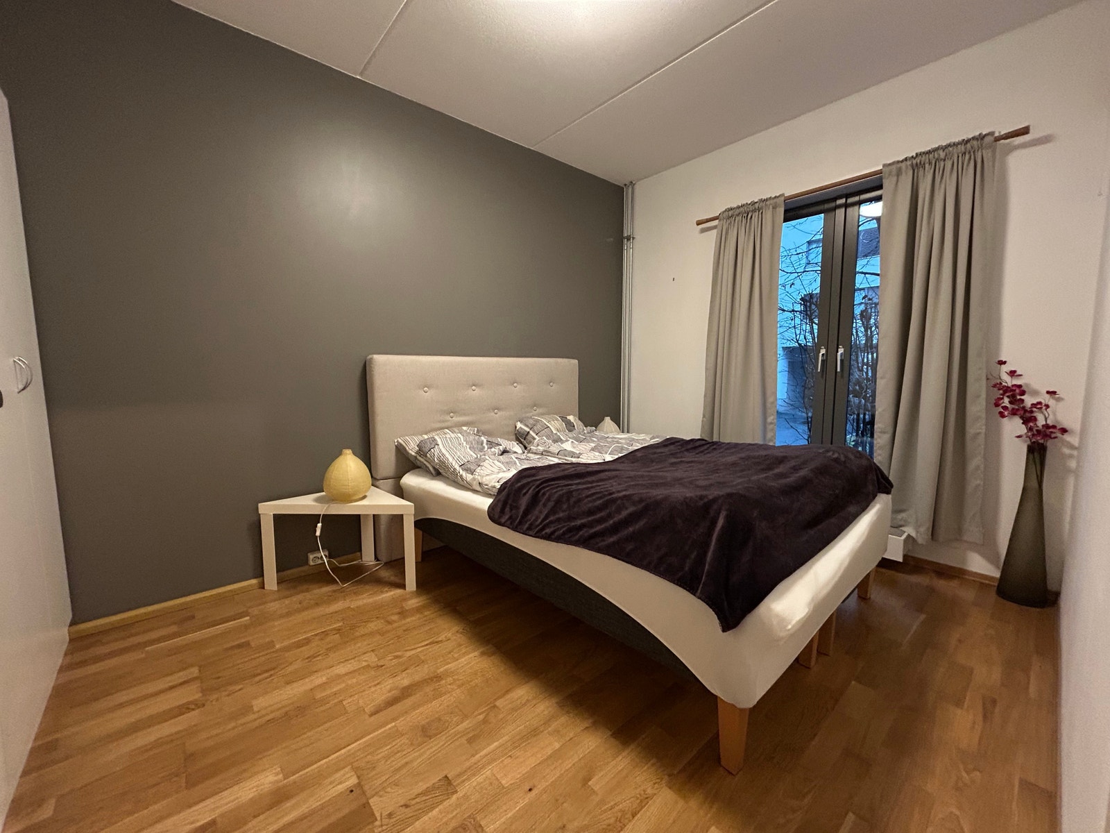 Romslig soverom med dobbeltseng Galleribilde