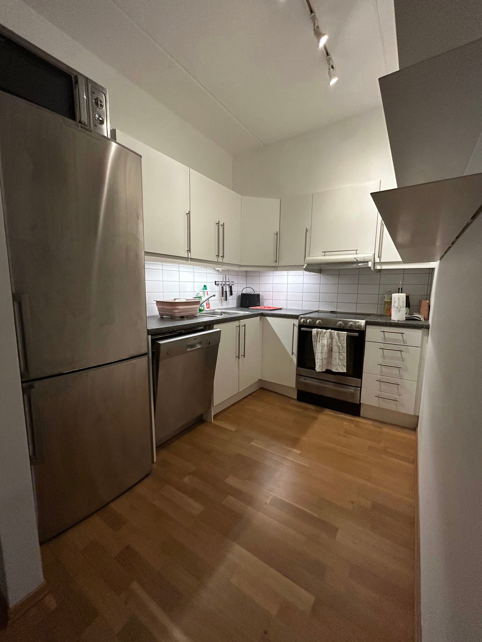 Kjøkken med hvitevarer Galleribilde