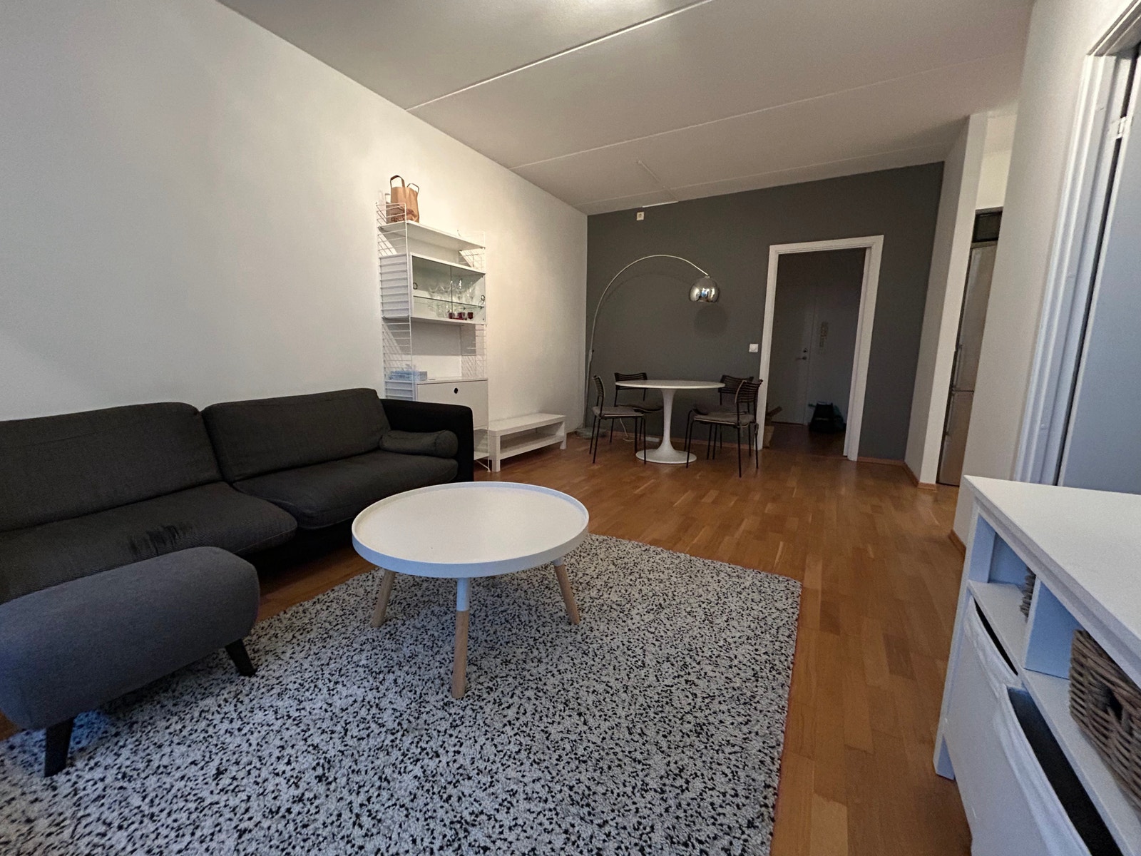 Stue med sofa, stuebord og tv-benk Galleribilde