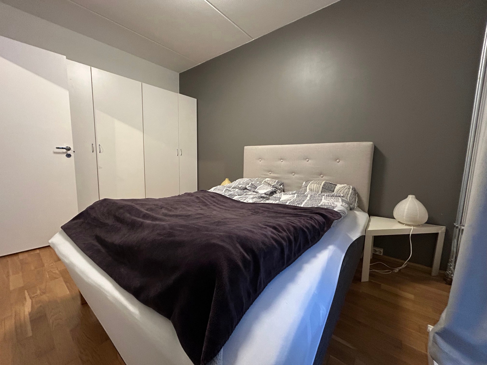 Soverom med stort garderobeskap Galleribilde