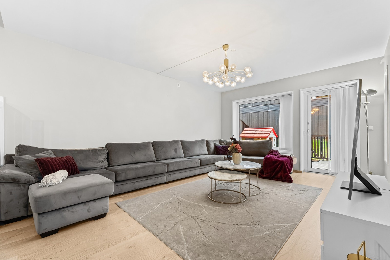 I stuen er det god plass til sofa med tilhørende medie- og oppbevaringsmøblement. Galleribilde