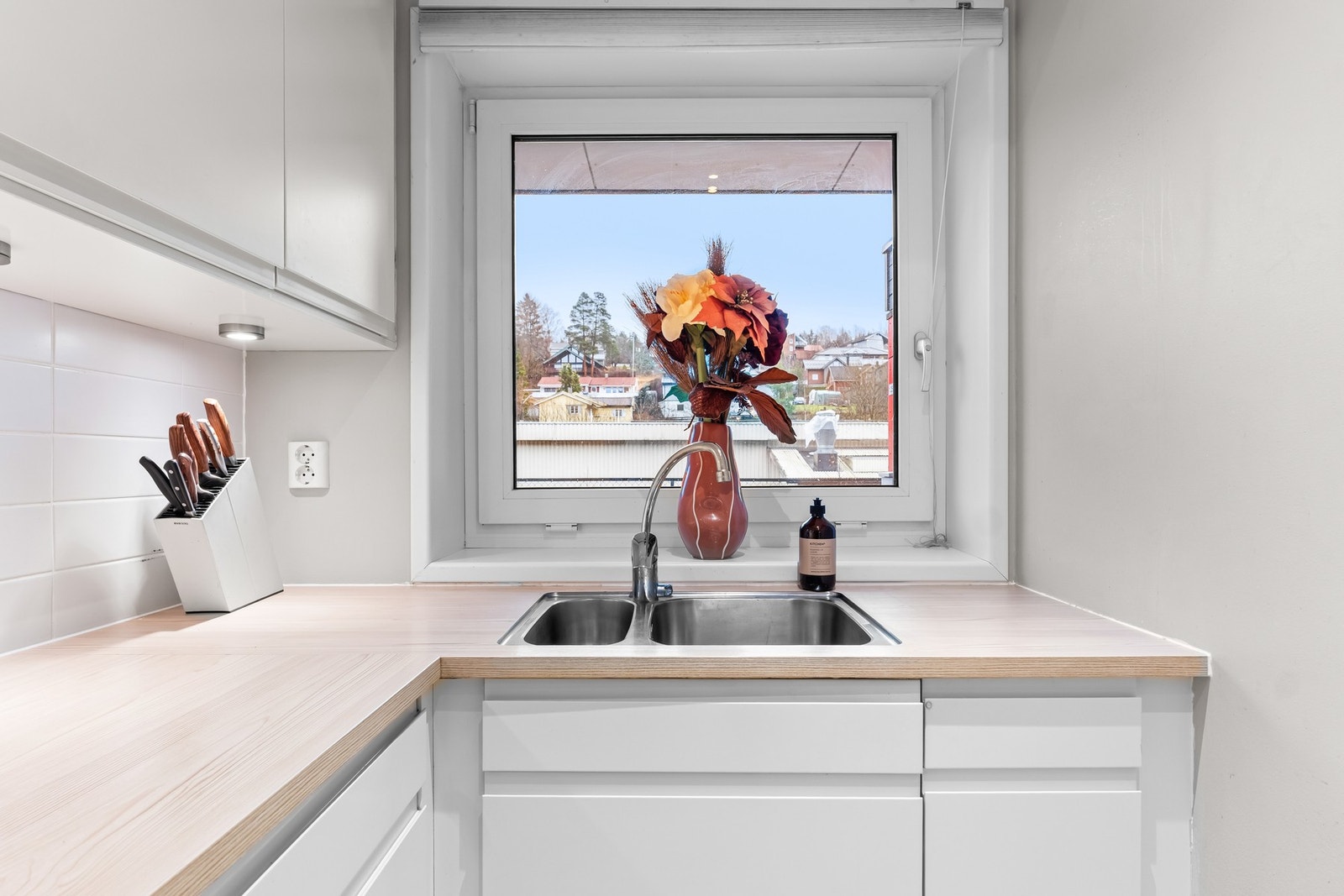 Huset bader i naturlig lysinnslipp. Galleribilde