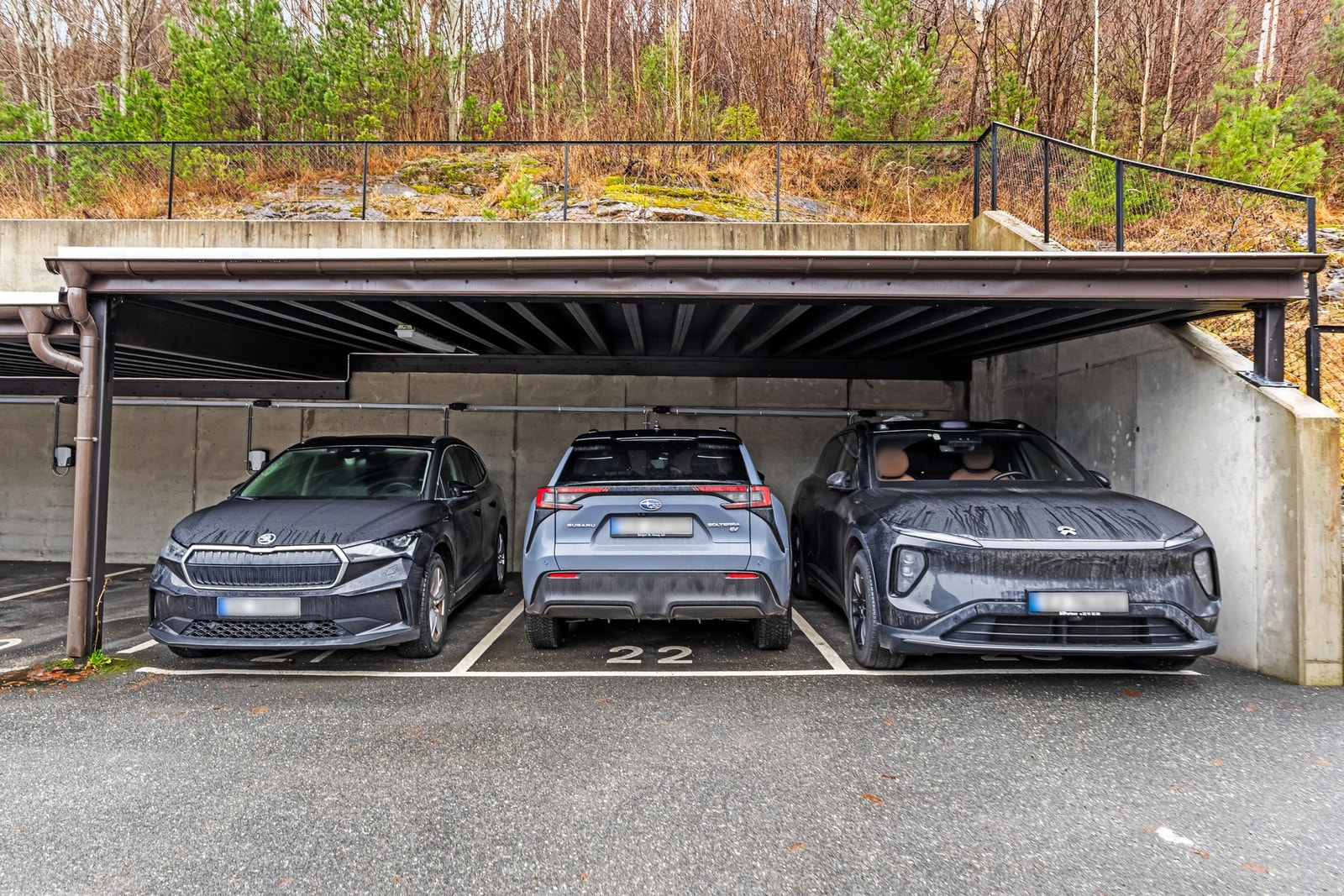 Parkeringsplass i carport med el-bil lader plass nr. 23 innerst til høyre Galleribilde