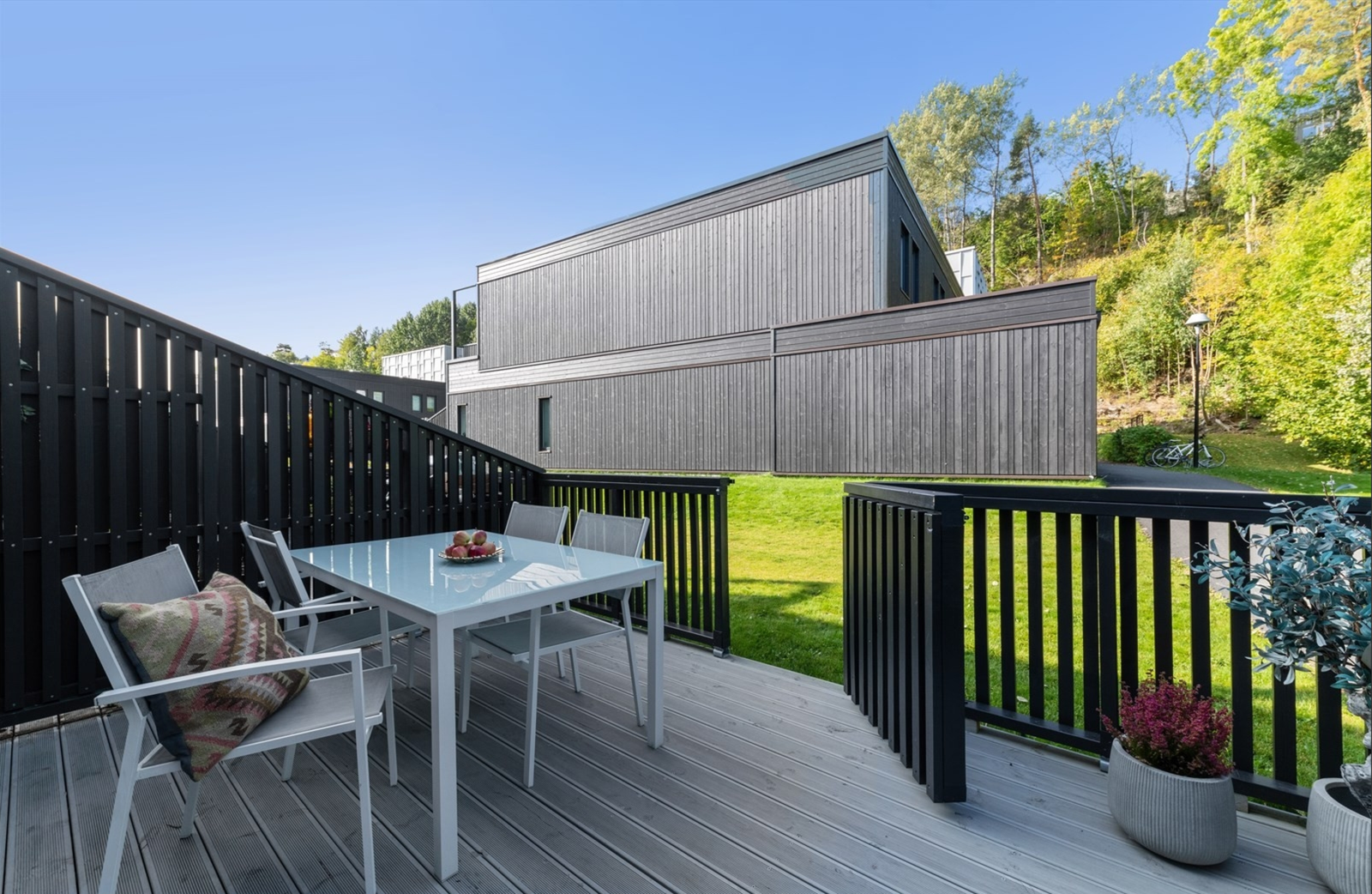 Fra stue er det direkte utgang til stor markterrasse med god plass til flere sittegrupper og ulik møblering. Galleribilde