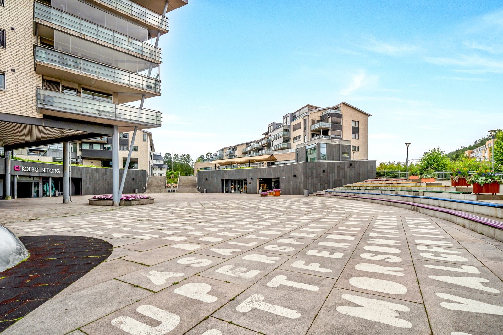 Kolbotn torg med alt av butikker og Kolben kulturhus med bl.annet kino, bibliotek m.m. Galleribilde