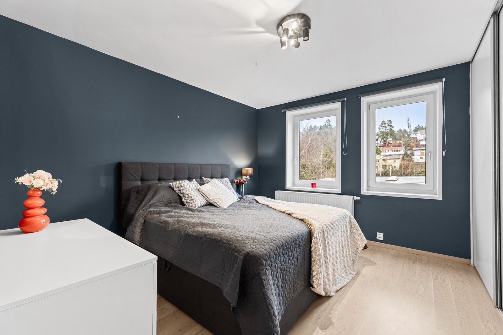 Meget romslig hovedsoverom med god plass til dobbeltseng og stort skyvedørs garderobeskap. Galleribilde