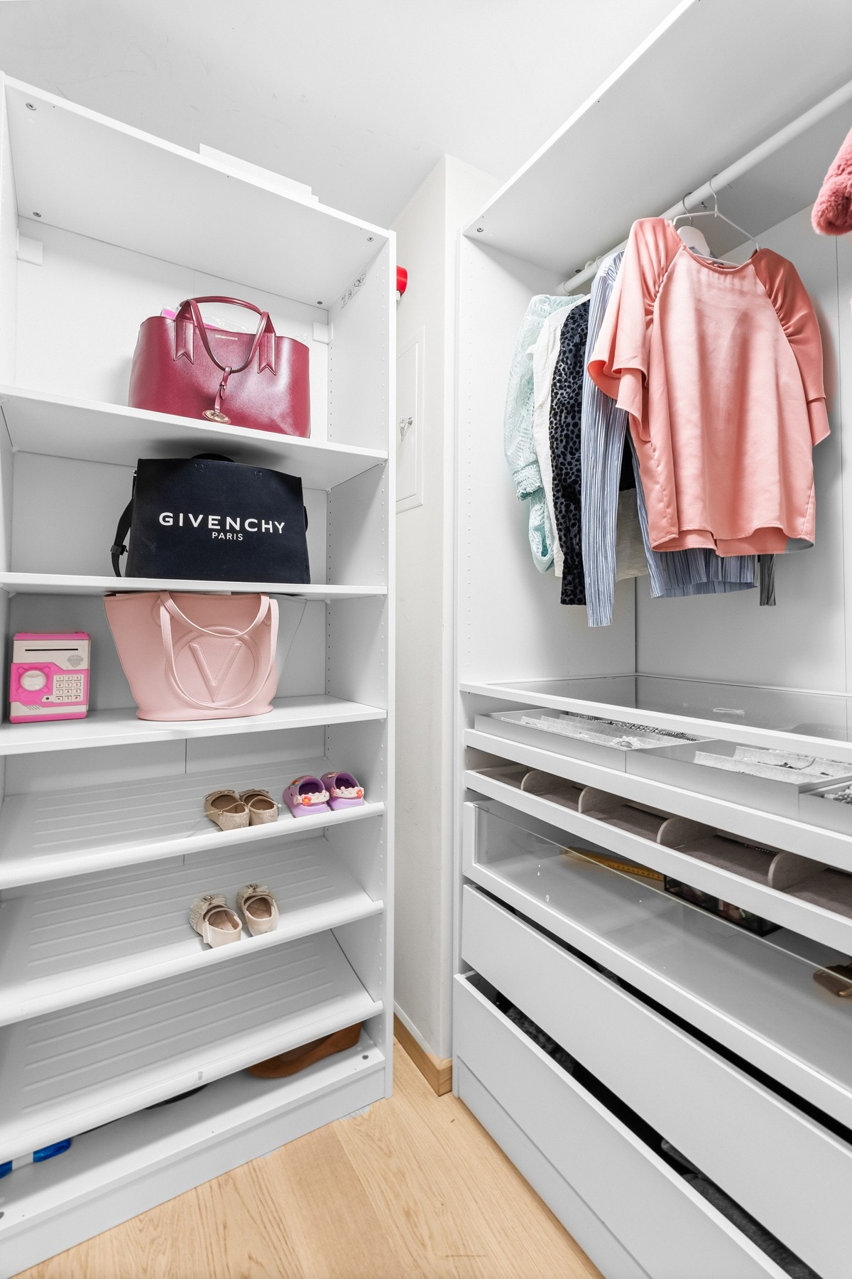 Rommet er stort og har godt med skapplass. Galleribilde