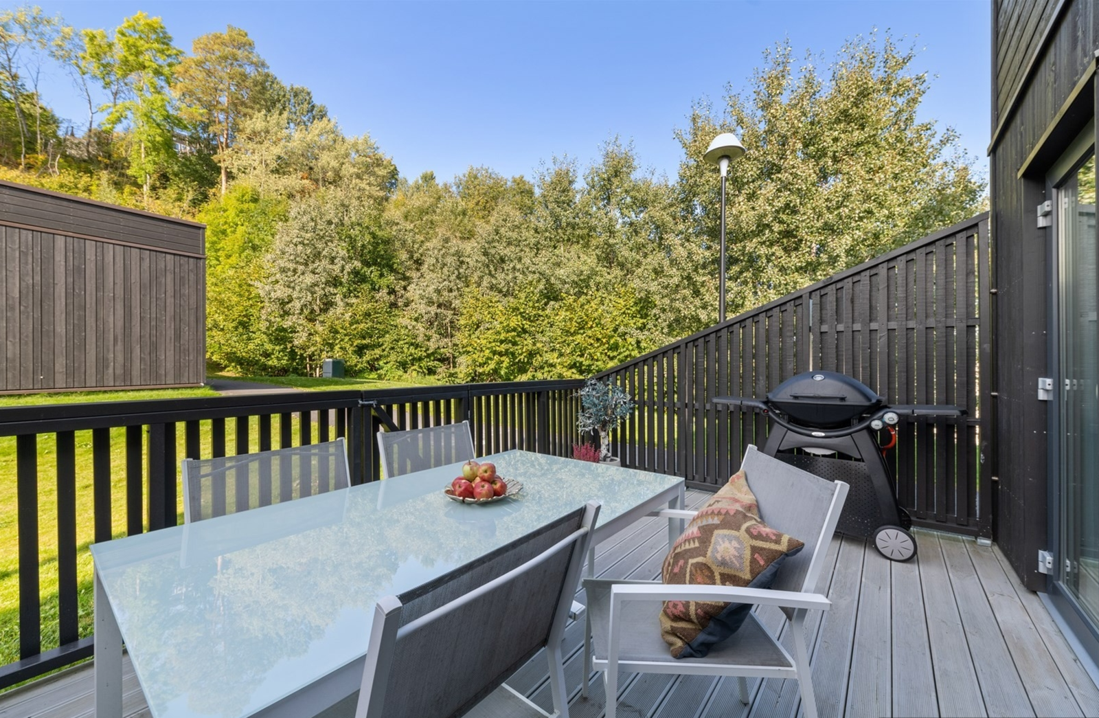 Stor terrasse på bakkeplan med utgang fra stue. Perfekt for grilling og selskap! Galleribilde