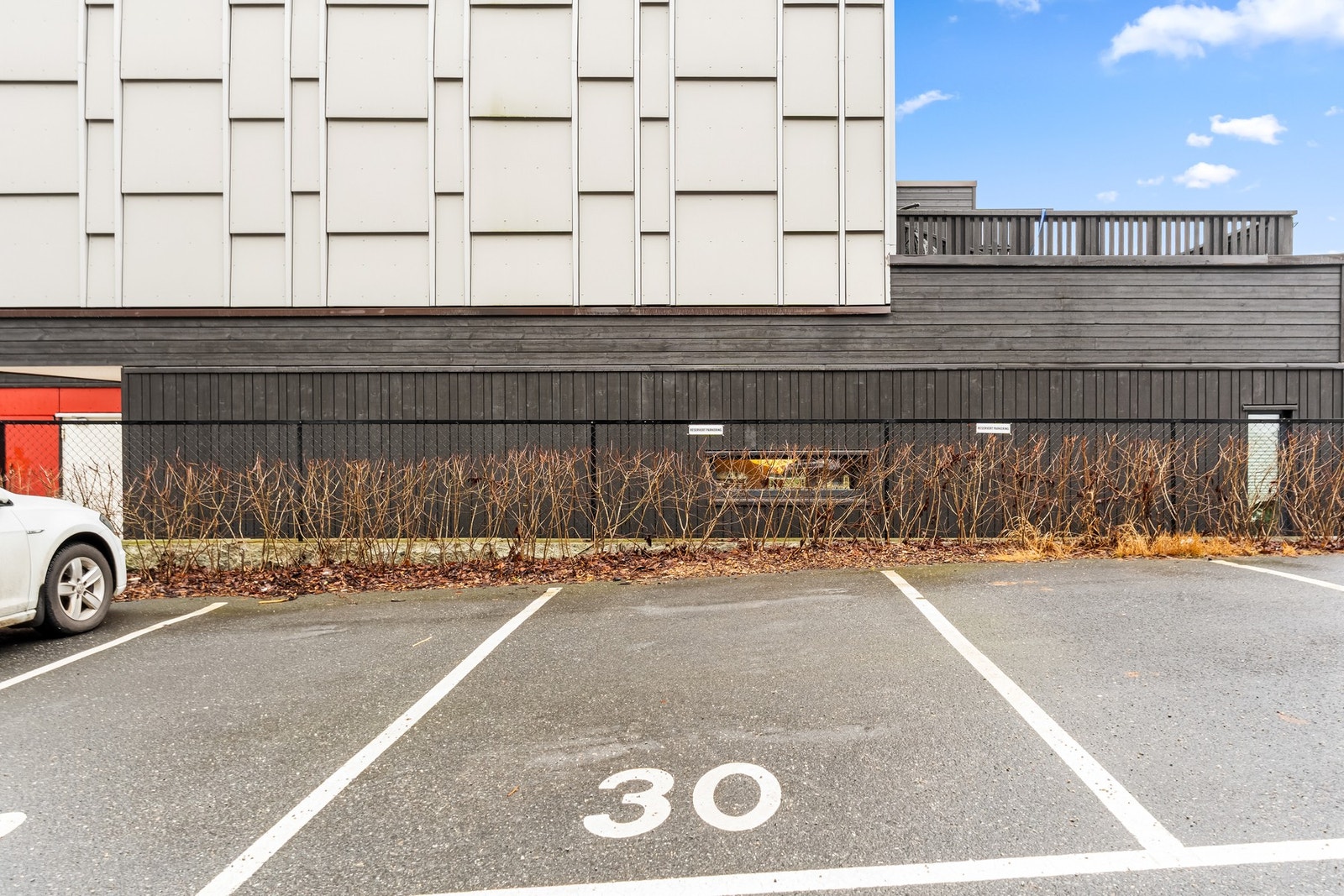 Biloppstillingsplass på felles parkeringsplass nr. 30 Galleribilde