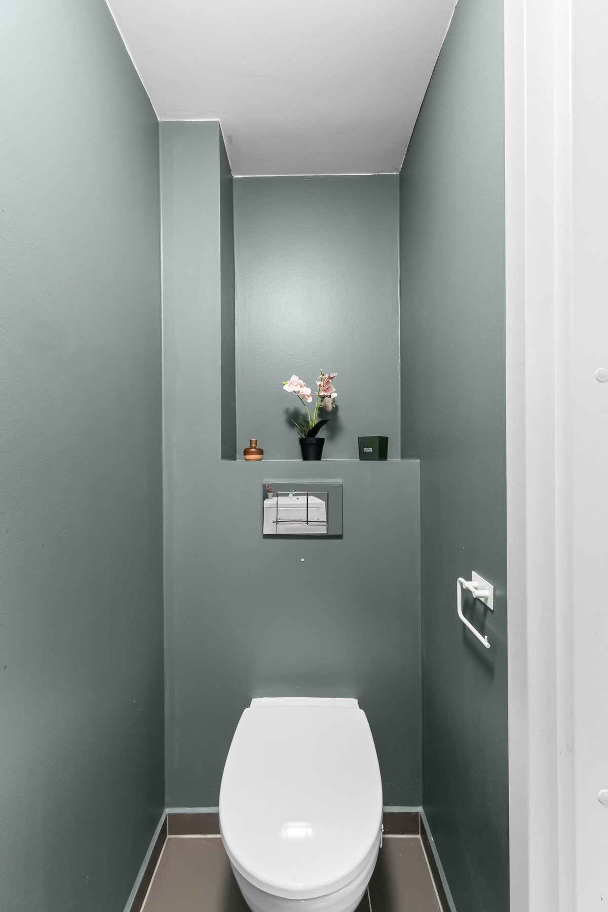 Delikat og praktisk toalettrom i entré. Galleribilde