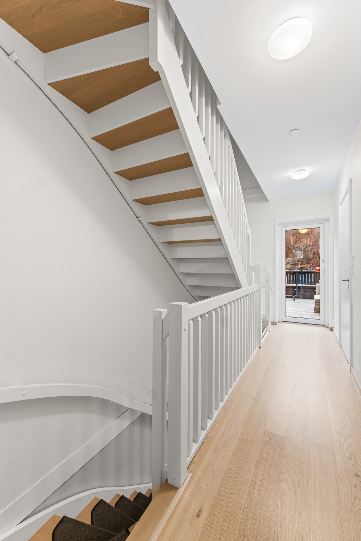 Trappehall i 2.etaje, med utgang til boligens store takterrasse. Galleribilde