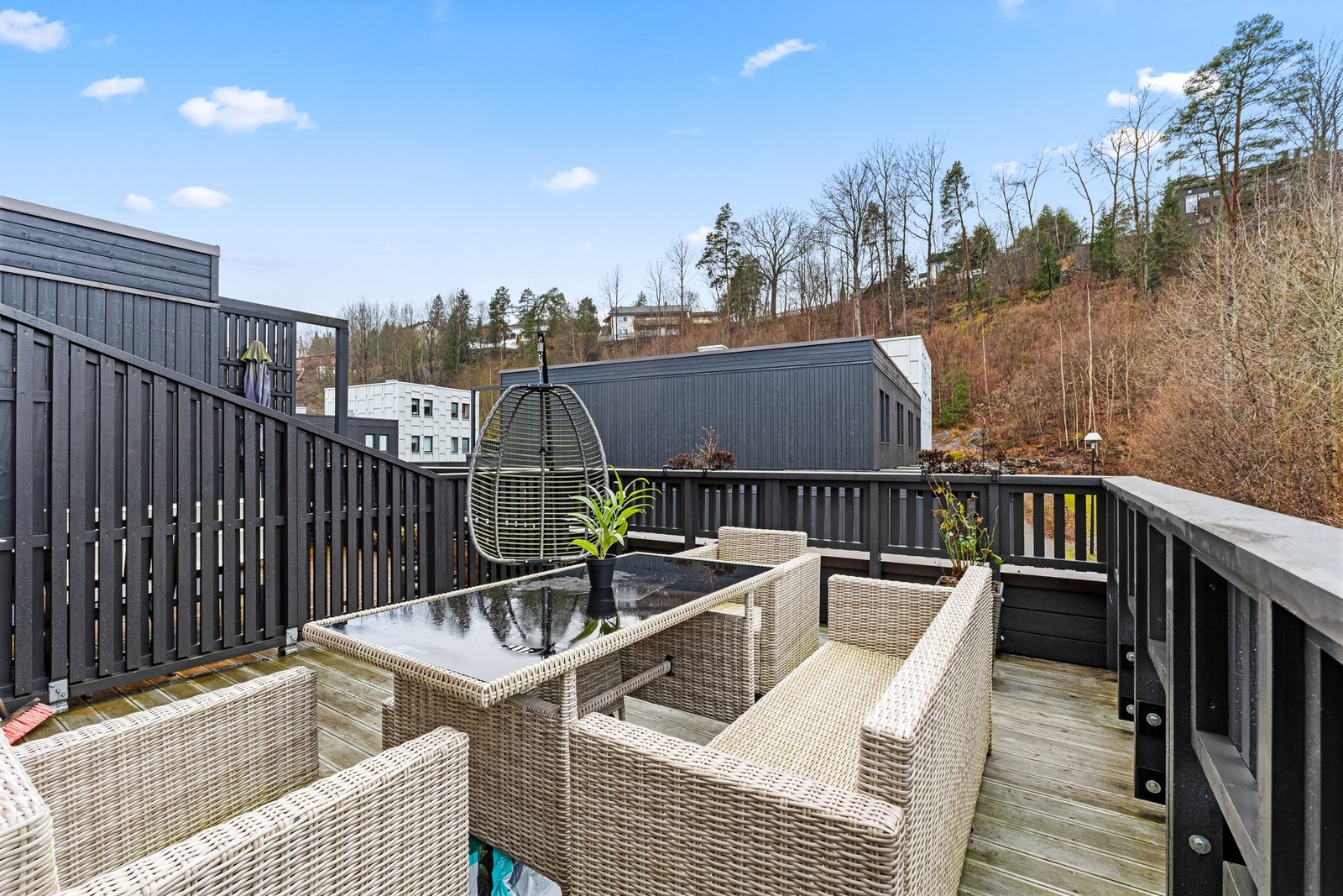 Takterrassen har et høyt og flott utsyn over nabolaget. Her kan man kjenne på stemningen i naturskjønne omgivelser. Galleribilde