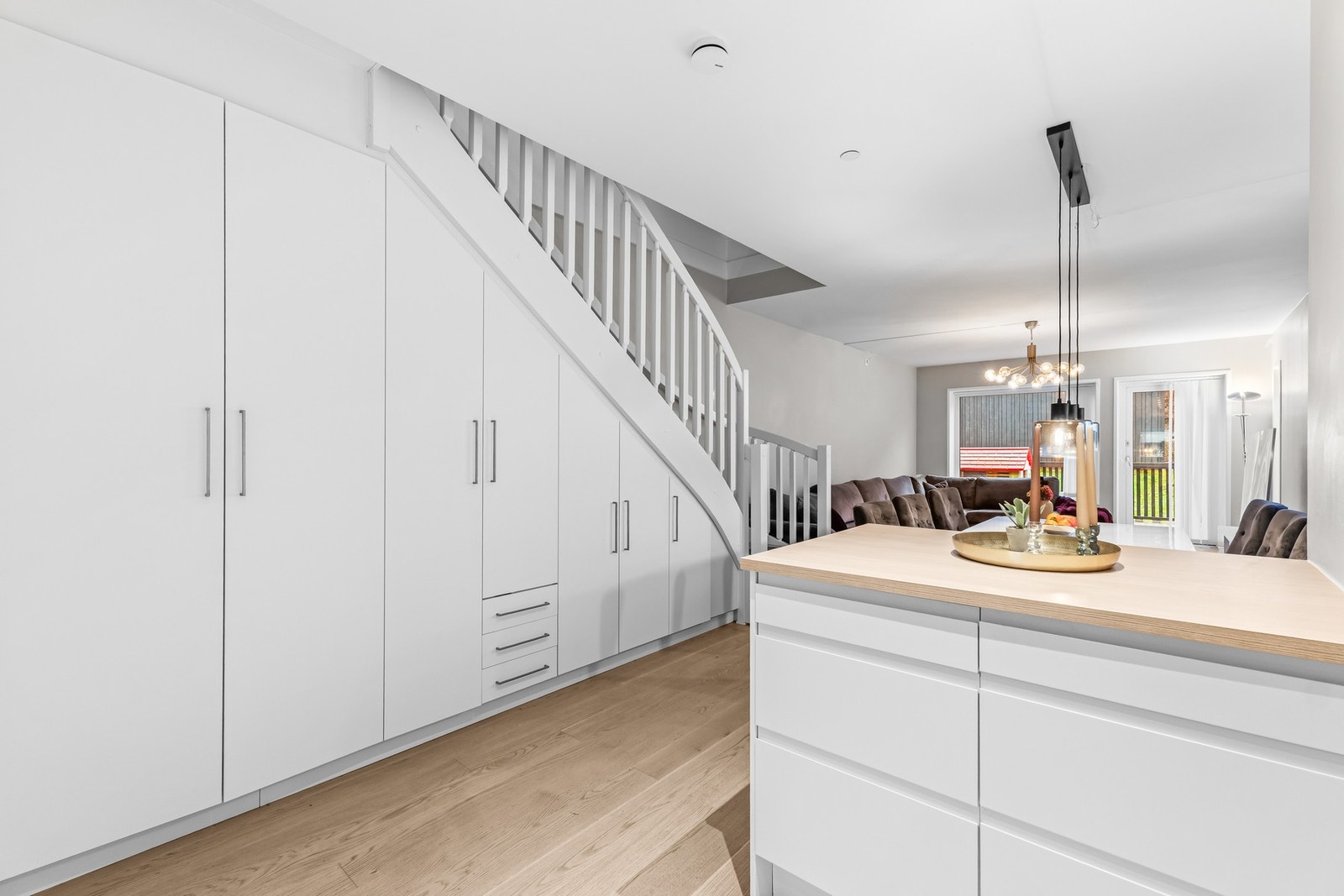 Boligen har gode praktiske oppbevaringsløsninger som gjør hverdagen enklere. Galleribilde