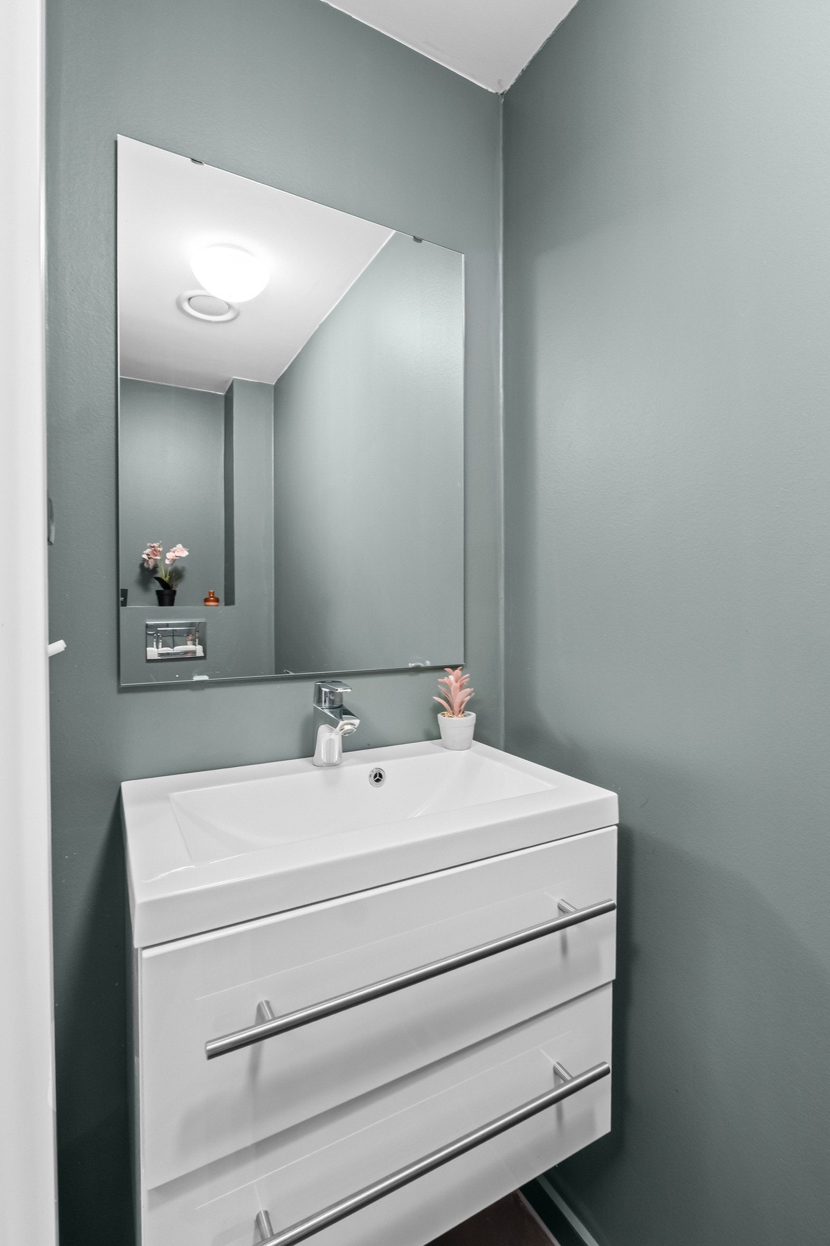 Moderne badeinnredning i lyse farger. Galleribilde