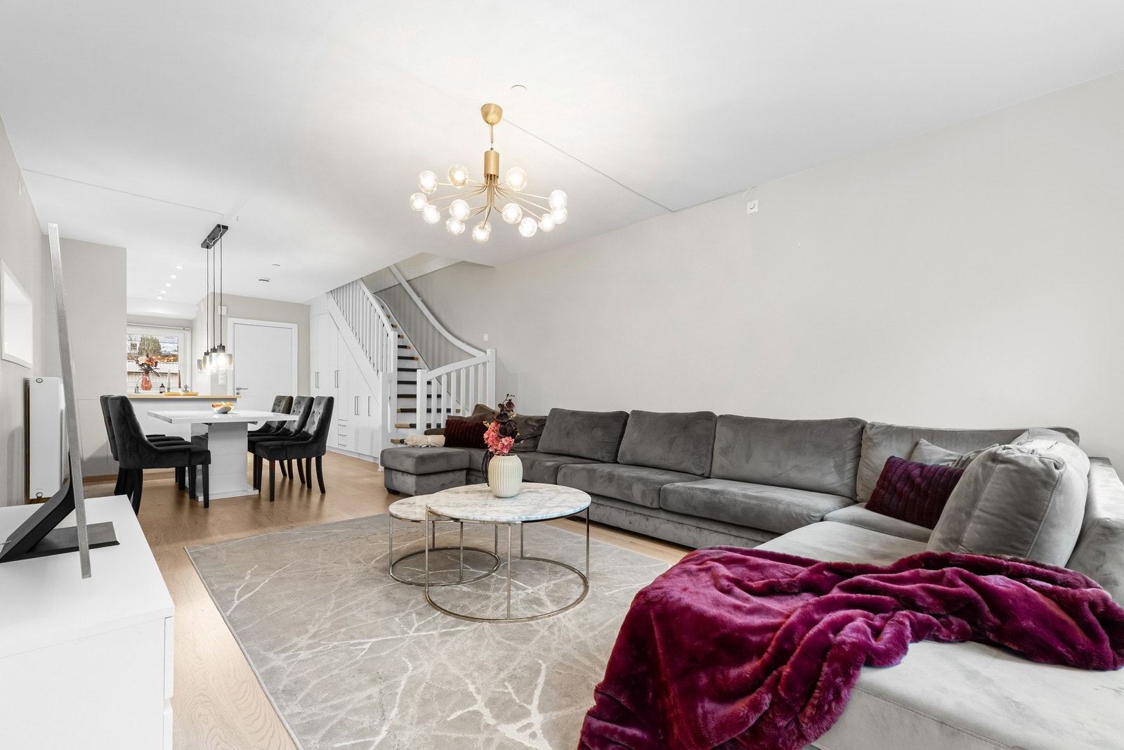 Nikolai Strickland har gleden av å presentere Ormerudveien 125. Flott bolig over tre etasjer, med gjennomgående god standard. Galleribilde