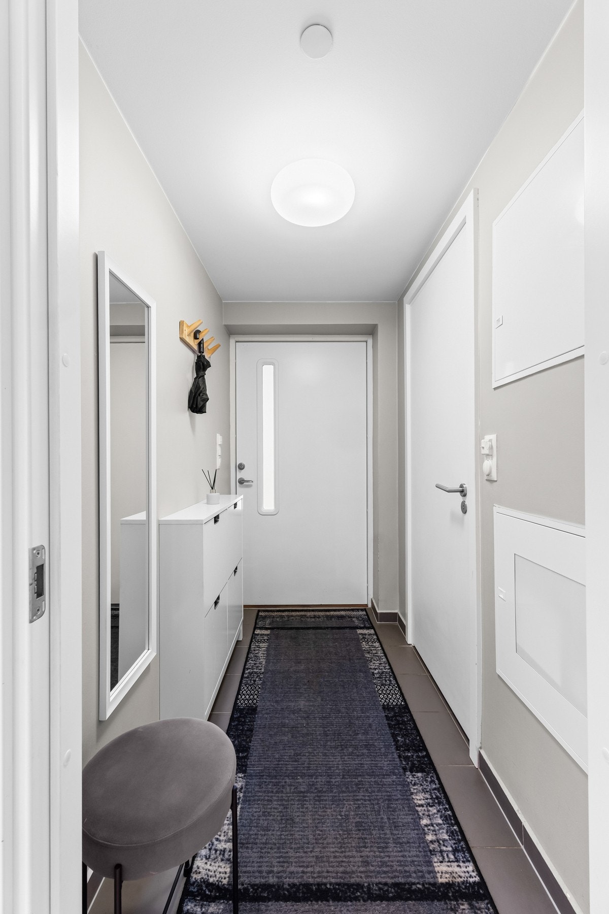 Inngangspartiet er romslig og praktisk med gode løsninger. Galleribilde