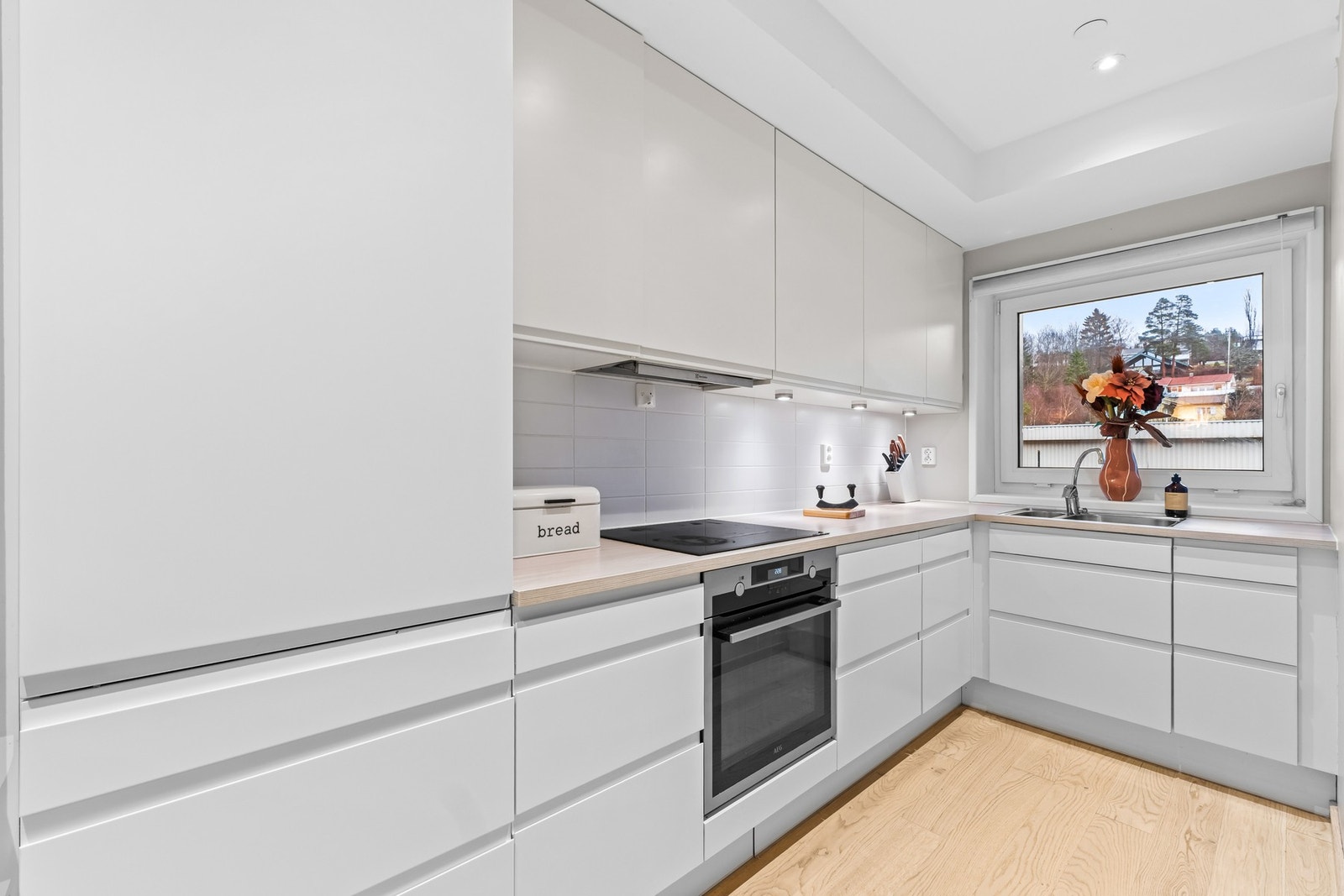 Kjøkkenet er stort og lyst med moderne benkeplater og massevis av skap og benkeplass. Galleribilde