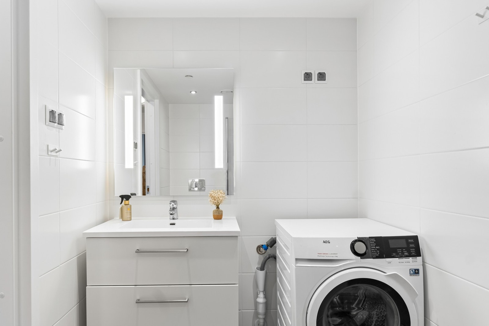 Badet er romslig og har opplegg for vaskemaskin/tørketrommel. Galleribilde