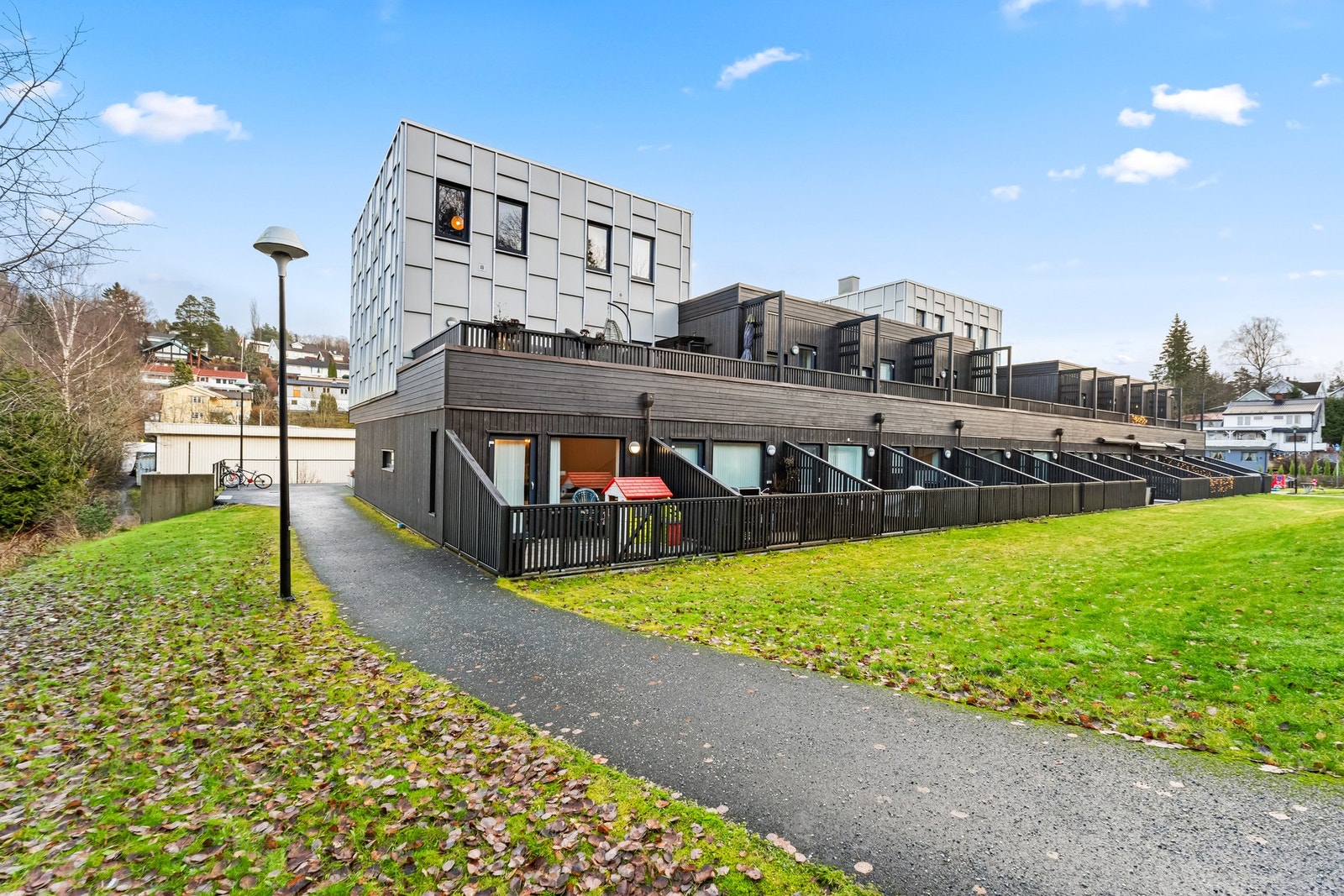 Pent opparbeidet tomt med asfalterte stier og grønntområder. Trygt og godt for barn. Galleribilde