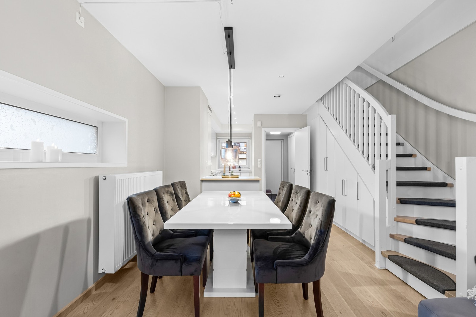 Videre inn i stuen er spisestuen. Her er det god plass til stort spisebord som kan by mange til middag. Galleribilde