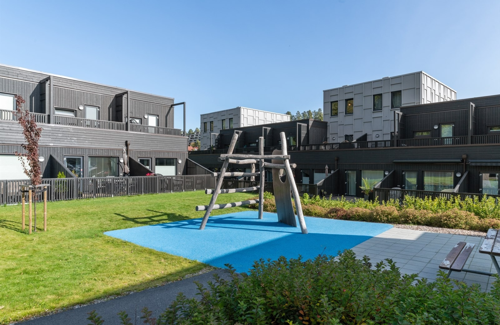 Det er flere felles uteområder med lekeplass rett utenfor huset. Galleribilde