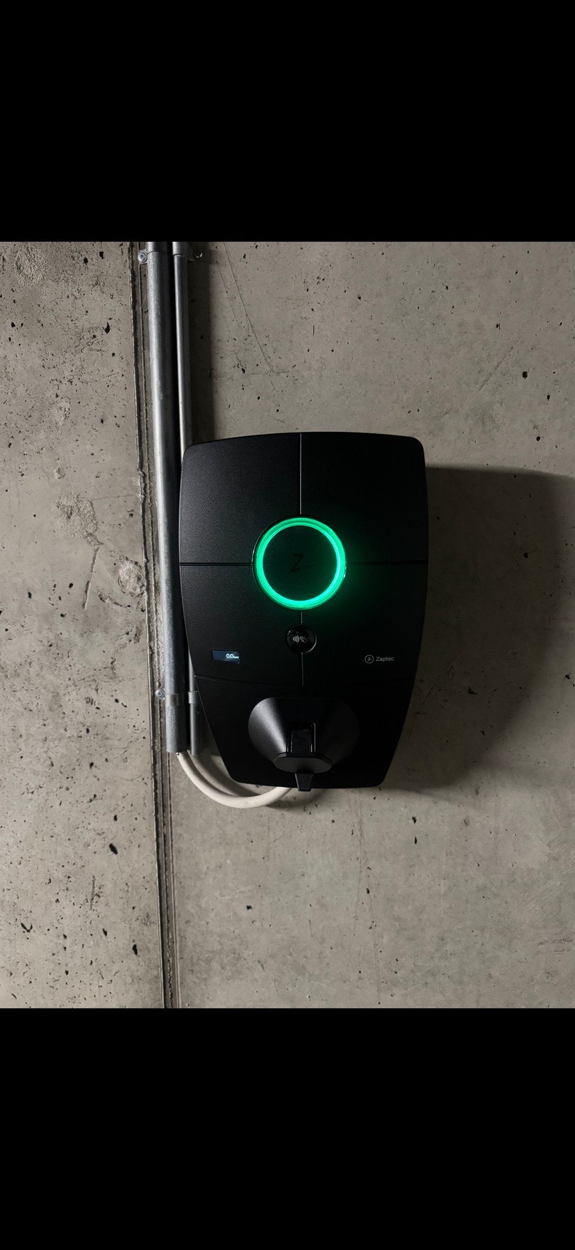 Ladeboks til elbil følger. Galleribilde