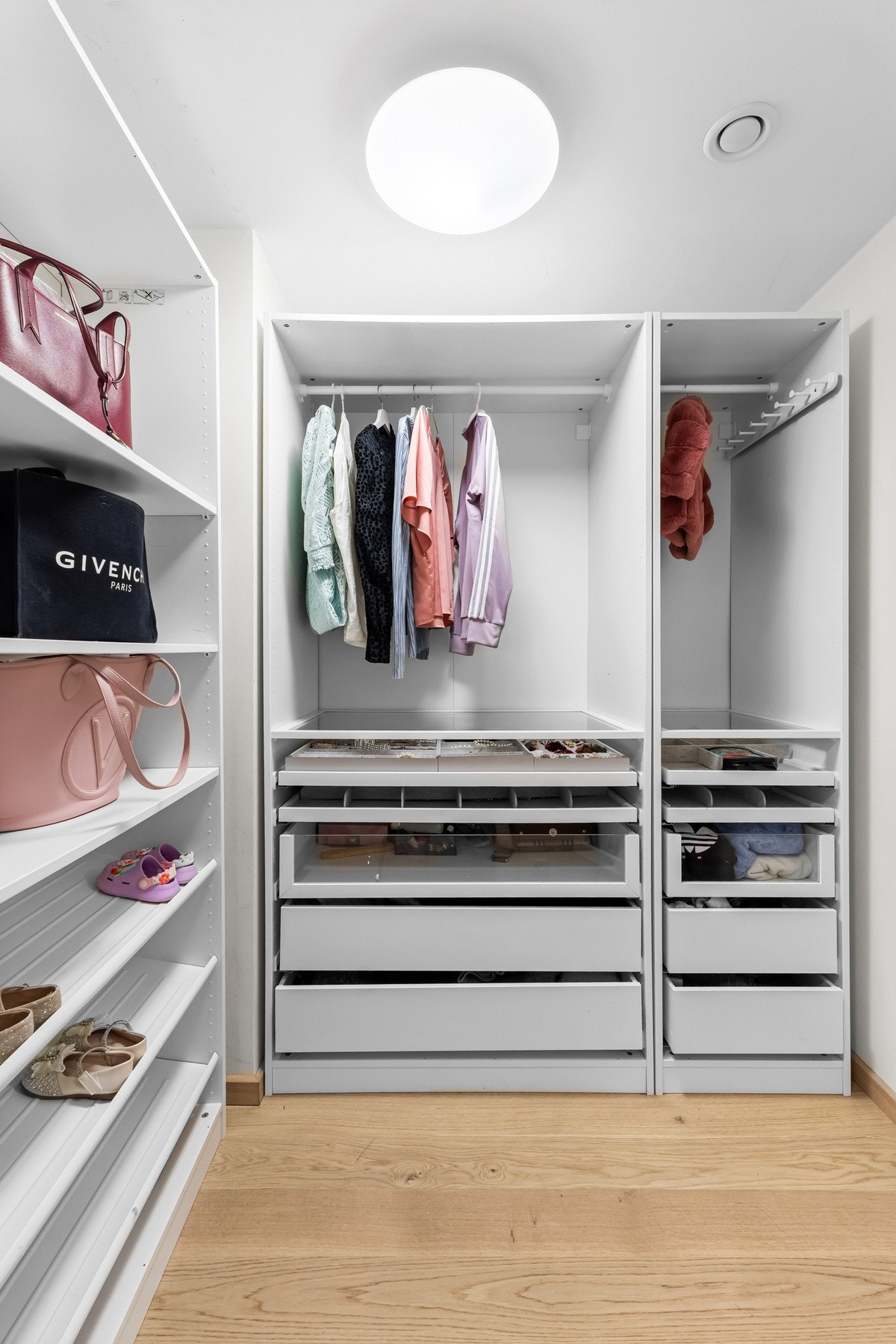 Eget walk-in-closet i 2.etasje i direkte tilknytning hovedsoverom. Galleribilde